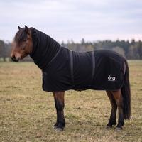 Óra Midnight Fleece-Abschwitzdecke mit Halsteil in Schwarz an einem braunen Isländer auf der Herbstweide
