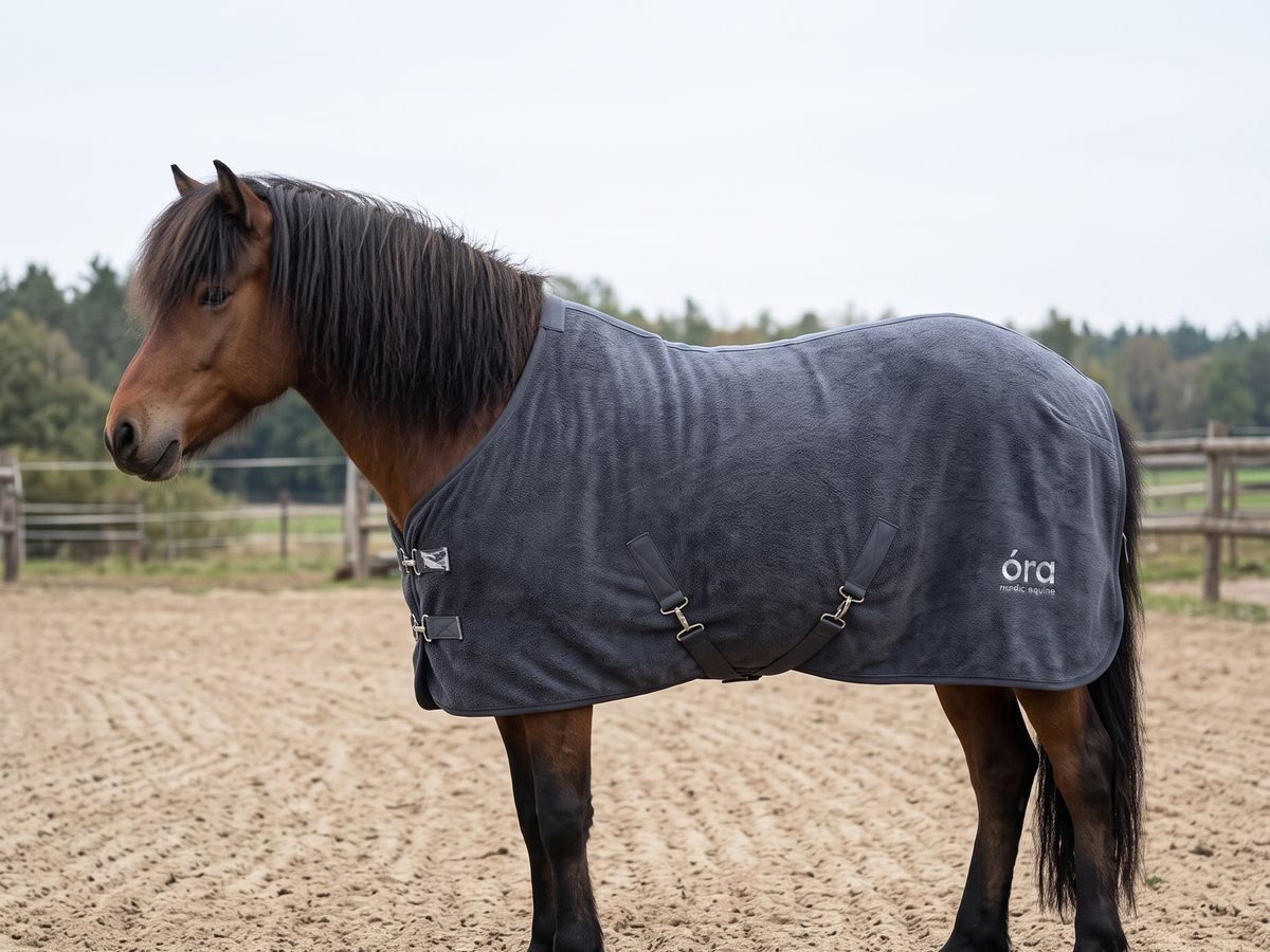 Óra Storm Mikrofaser-Frottee-Trockendecke in Schiefergrau an einem braunen Isländer, mit óra-Logo auf der Hinterhand