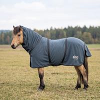 Óra Midnight Fleece-Abschwitzdecke mit Halsteil in Blaugrau an einem Isländer-Falben