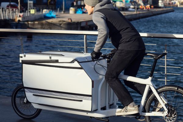 Larry vs Harry Bullitt X with a convoy box, rider crossing a Copenhagen bridge (same long frame as the eBullitt X)