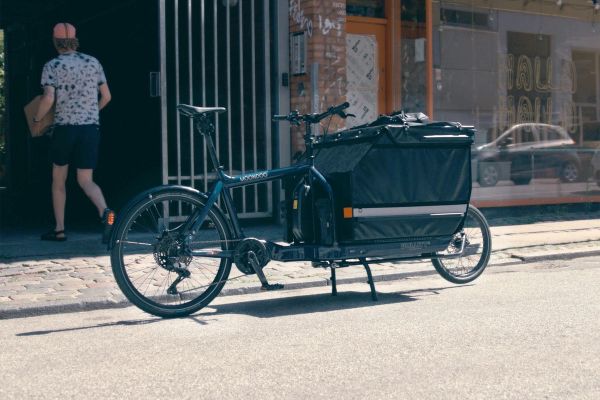 Larry vs Harry eBullitt EP801 in Moondog blue with a cargo bag, parked on a city street