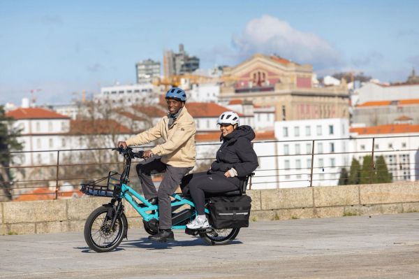 Father and daughter riding a Tern GSD through the city