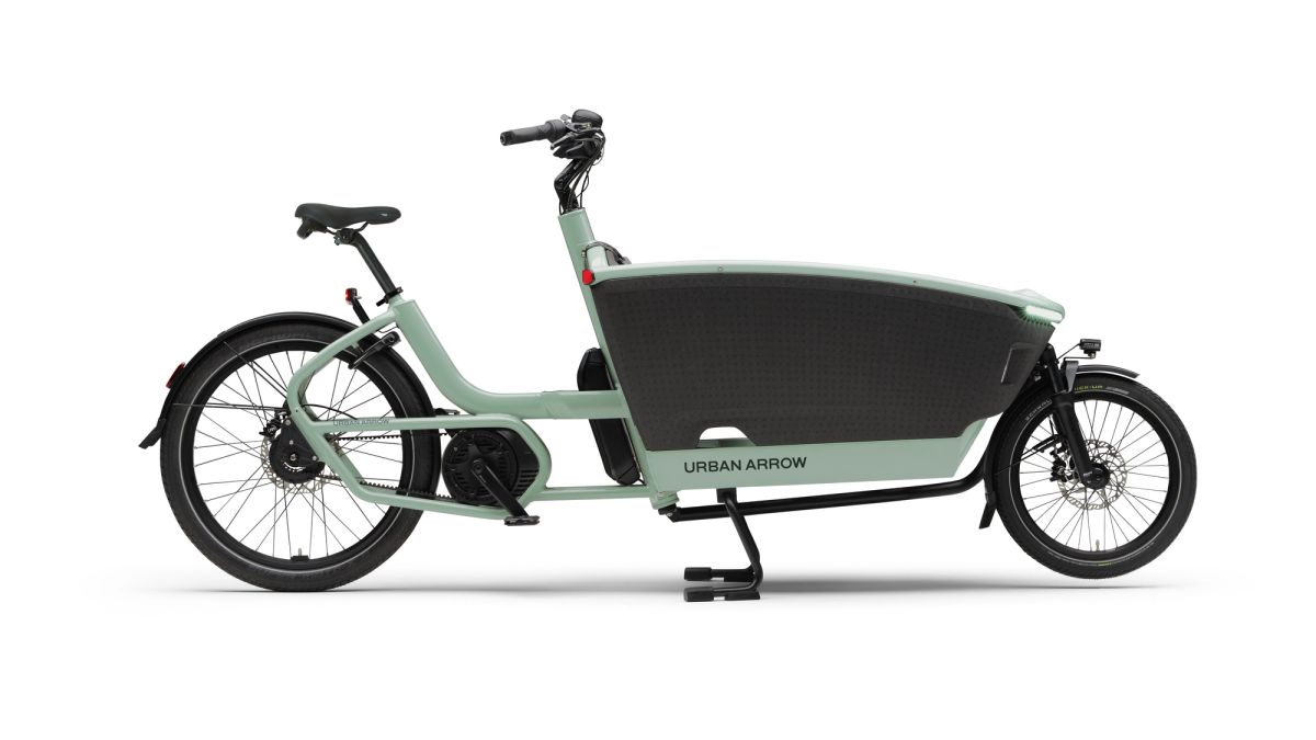 Urban Arrow FamilyNext Pro front-loader cargo e-bike in green, side view (drive side)