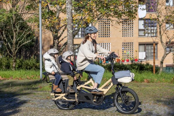 Parent riding a Tern GSD with two kids in Clubhouse seats