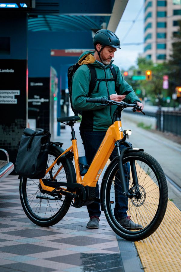Commuter with a Gazelle Ultimate e-bike on a city train platform