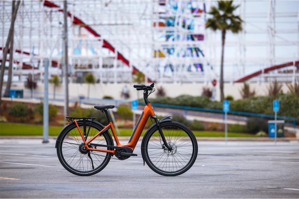Gazelle Arroyo e-bike parked by a seaside boardwalk