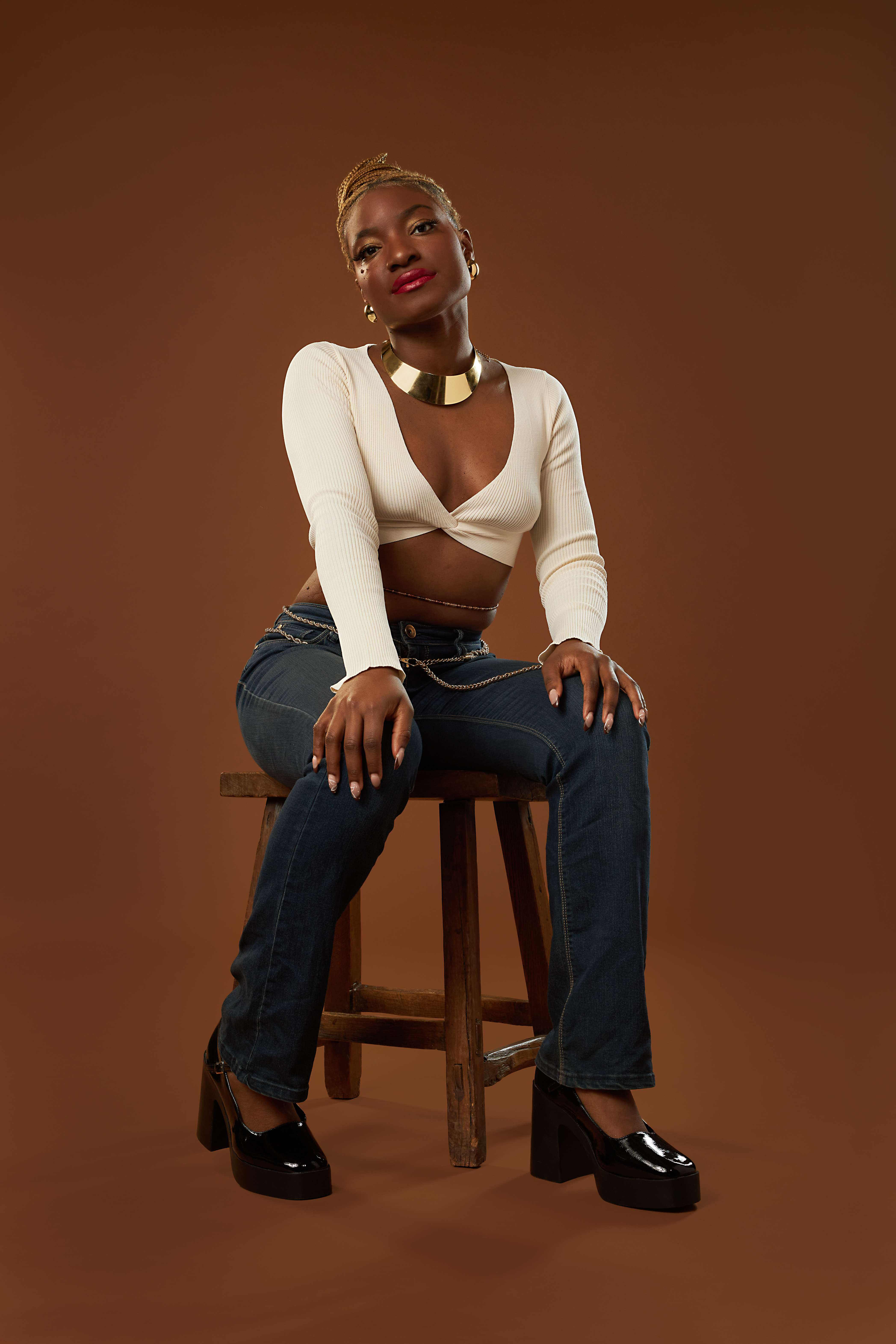 Sadé portrait on stool - cream top