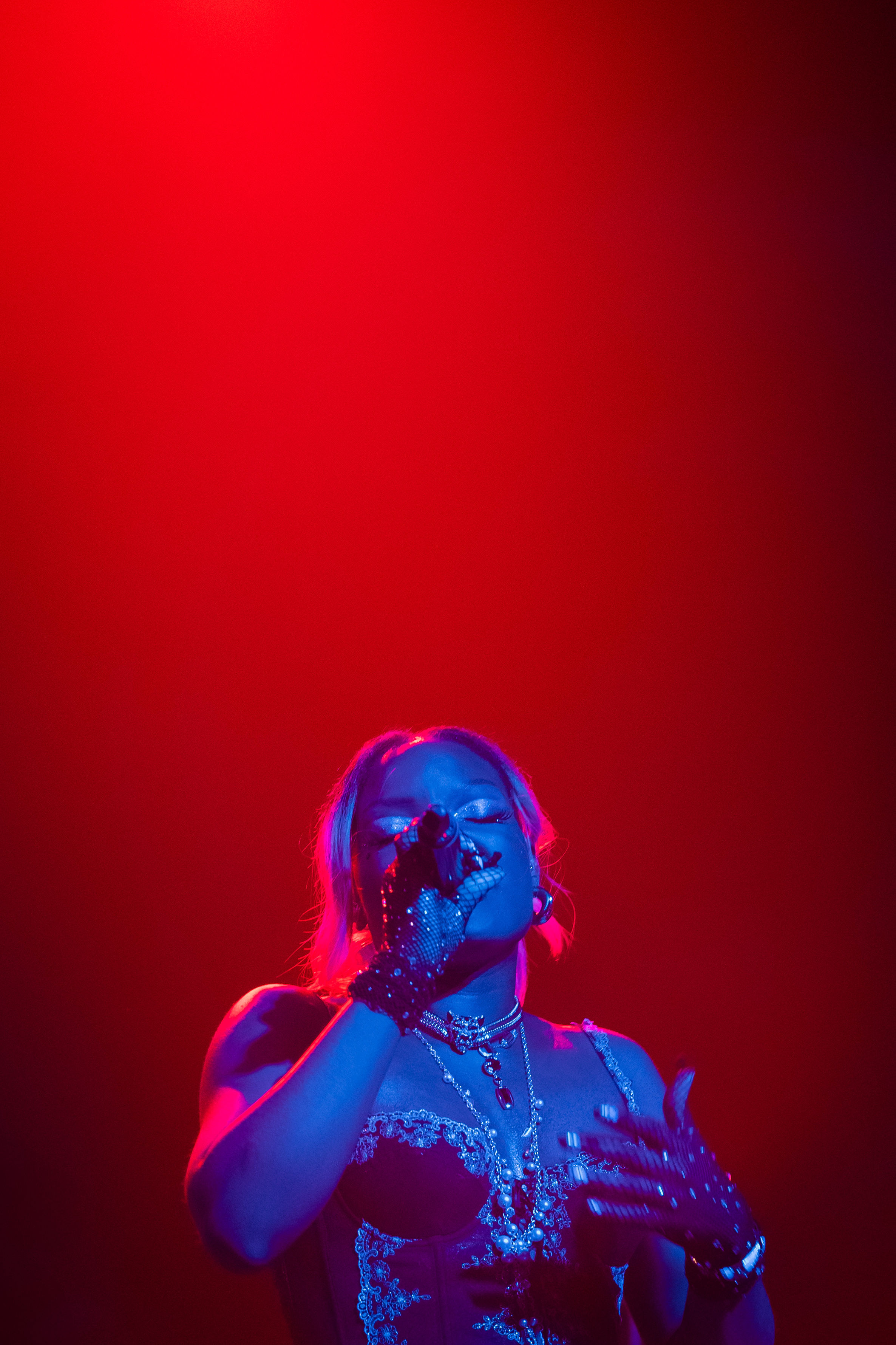Sadé at Pearl - red and blue lighting