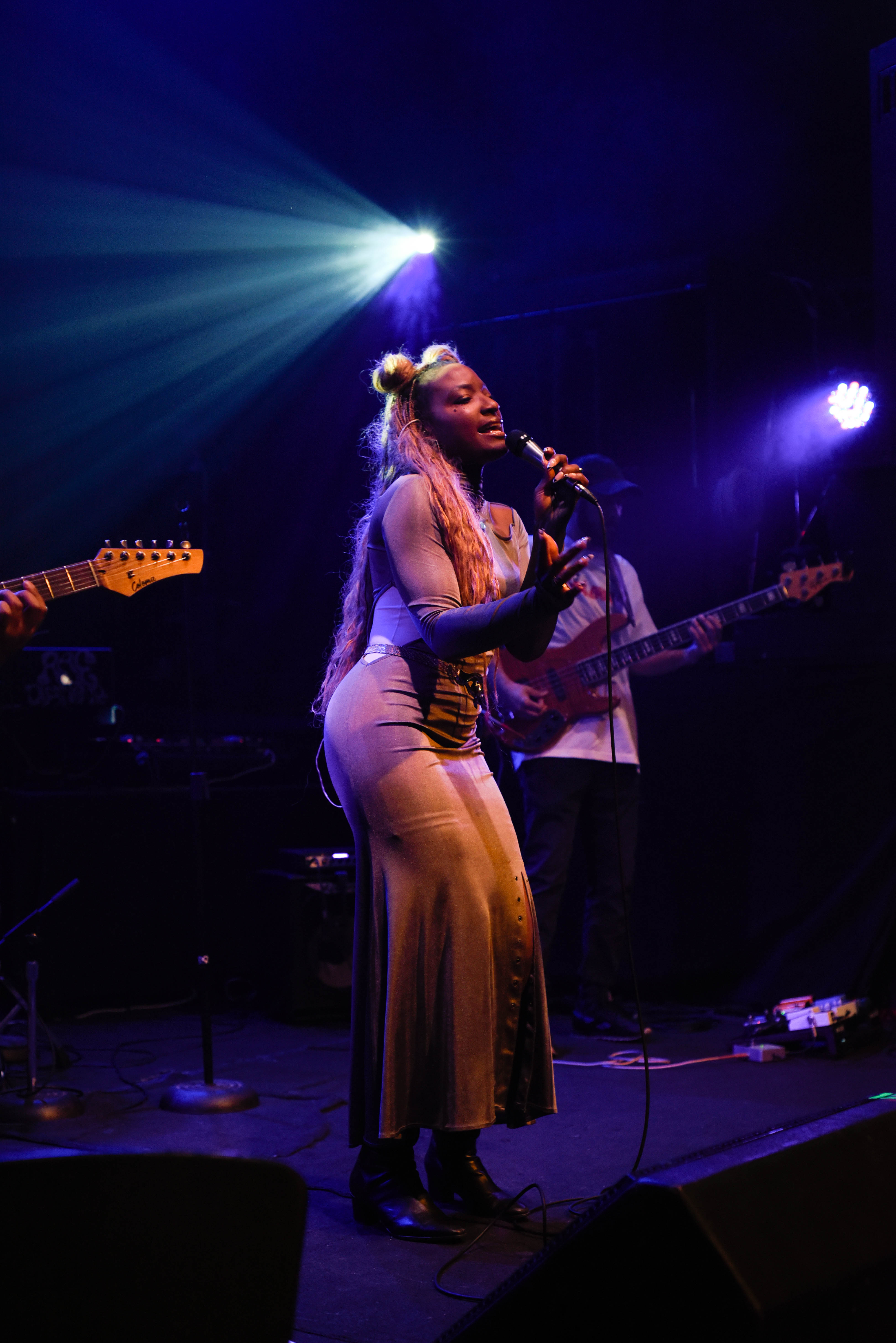Sadé performing full body sho