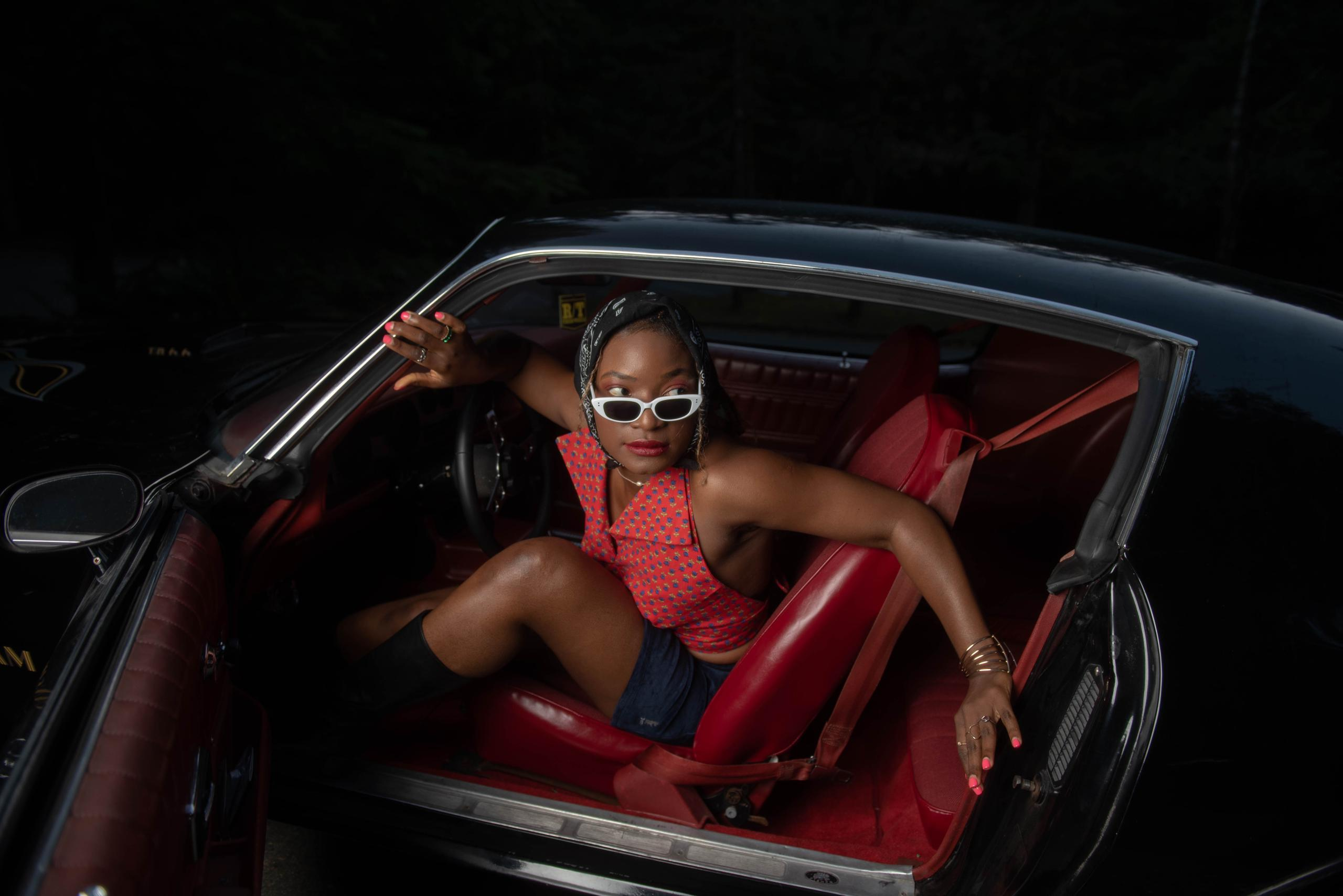 Sadé in vintage car - Moto shoot
