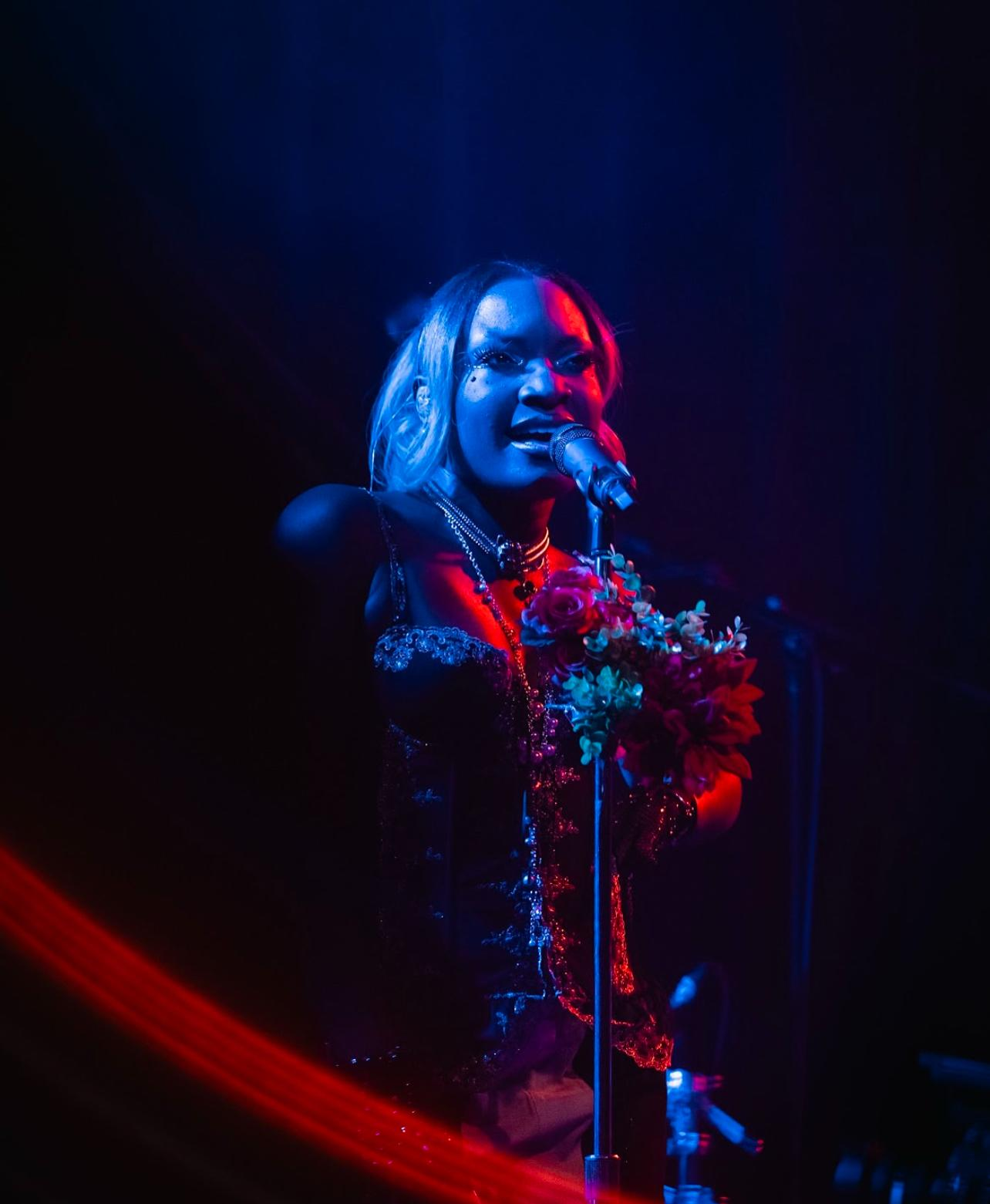 Sadé performing with flowers