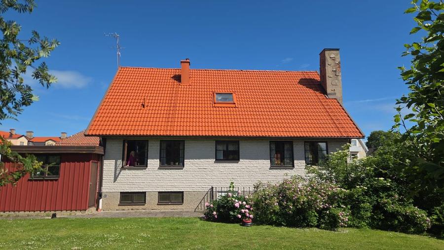 Nymålat tegeltak i tegelröd kulör