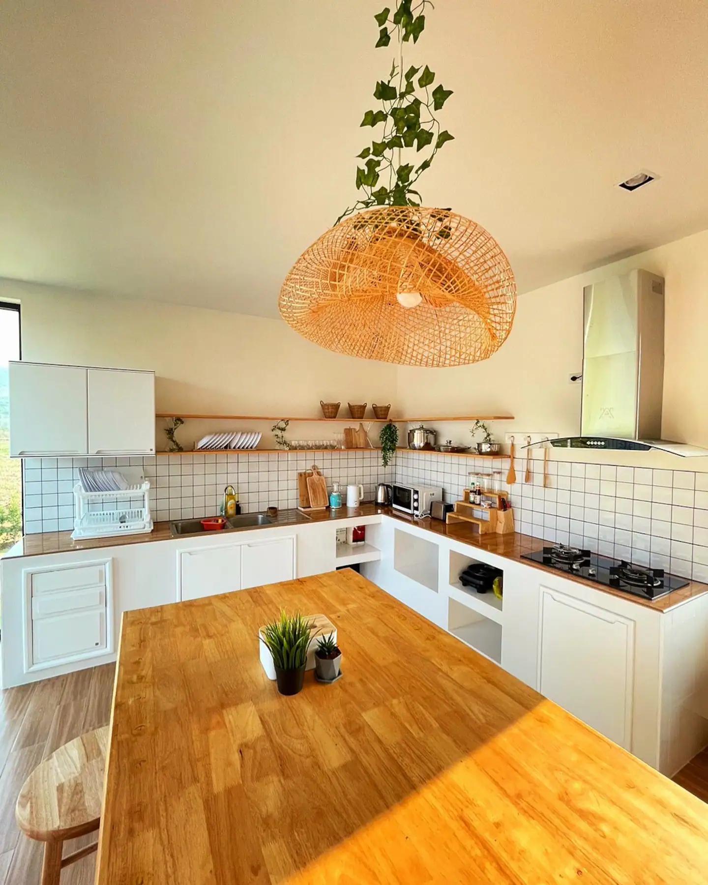 Cover image from ห้องครัวสไตล์โฮมมี่ พร้อมอุปกรณ์ครัวครบครัน แบบไม่ต้องเตรียมมาเอง