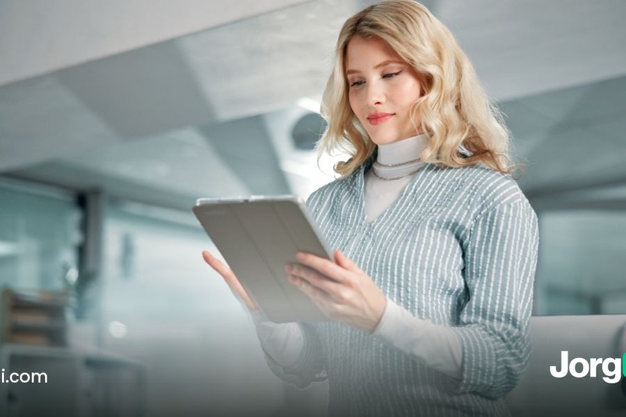 Investor setting up an account on a tablet, cover for the Crypto.com Exchange trading bots guide