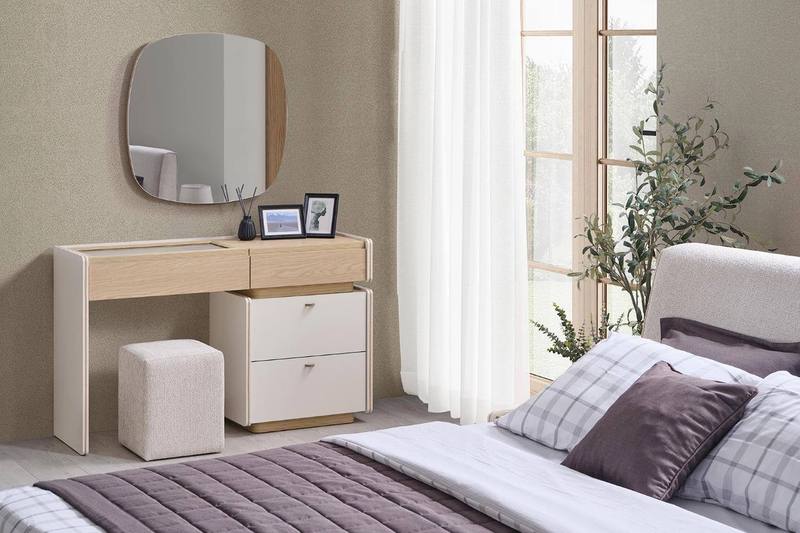 Ales Bedroom