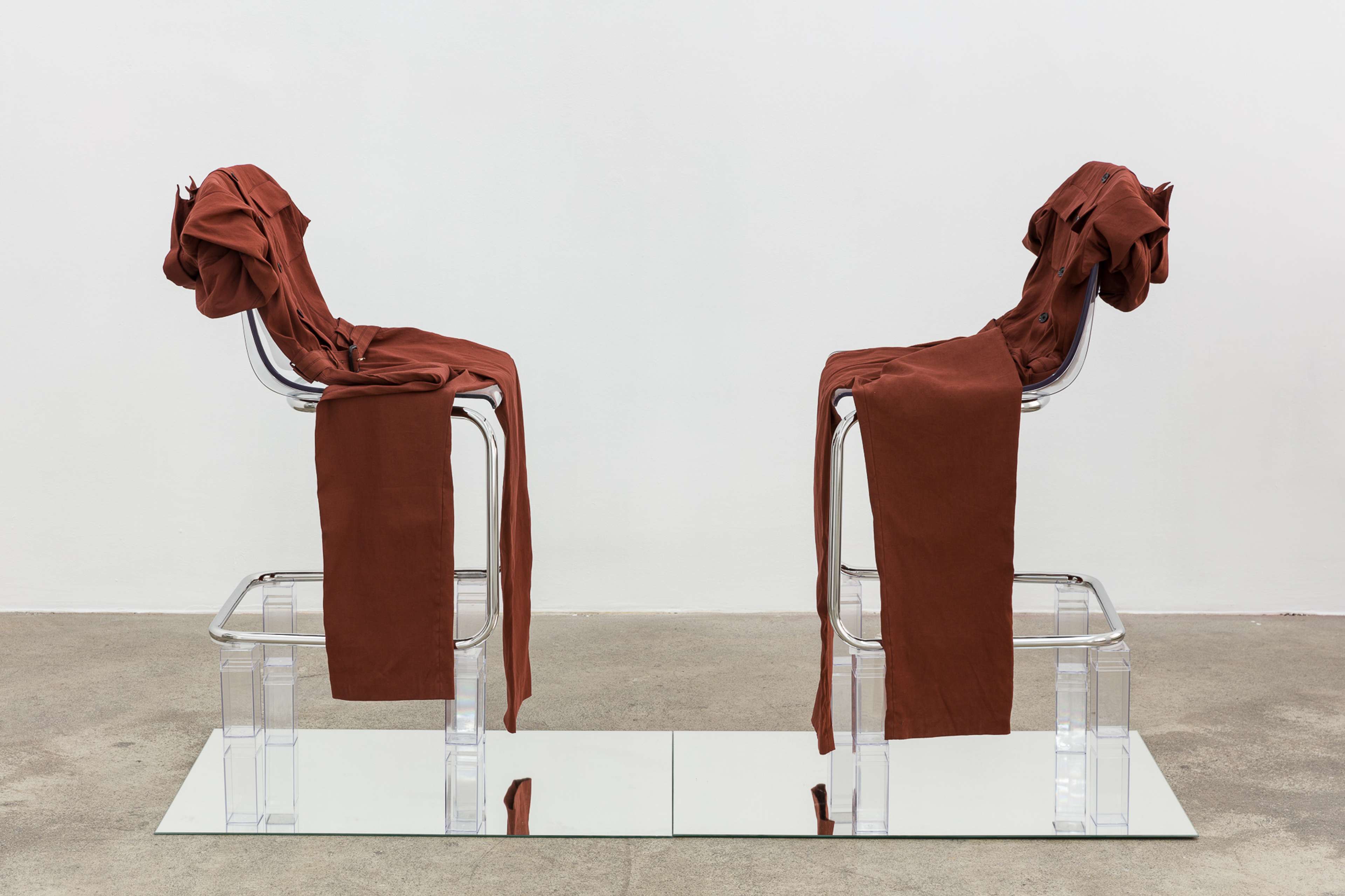 Kayode Ojo: “L’Amant Double (Vienna)” (2020), 115 x 183 x 60 cm (45 1/4 x 72 1/8 x 23 5/8 in)