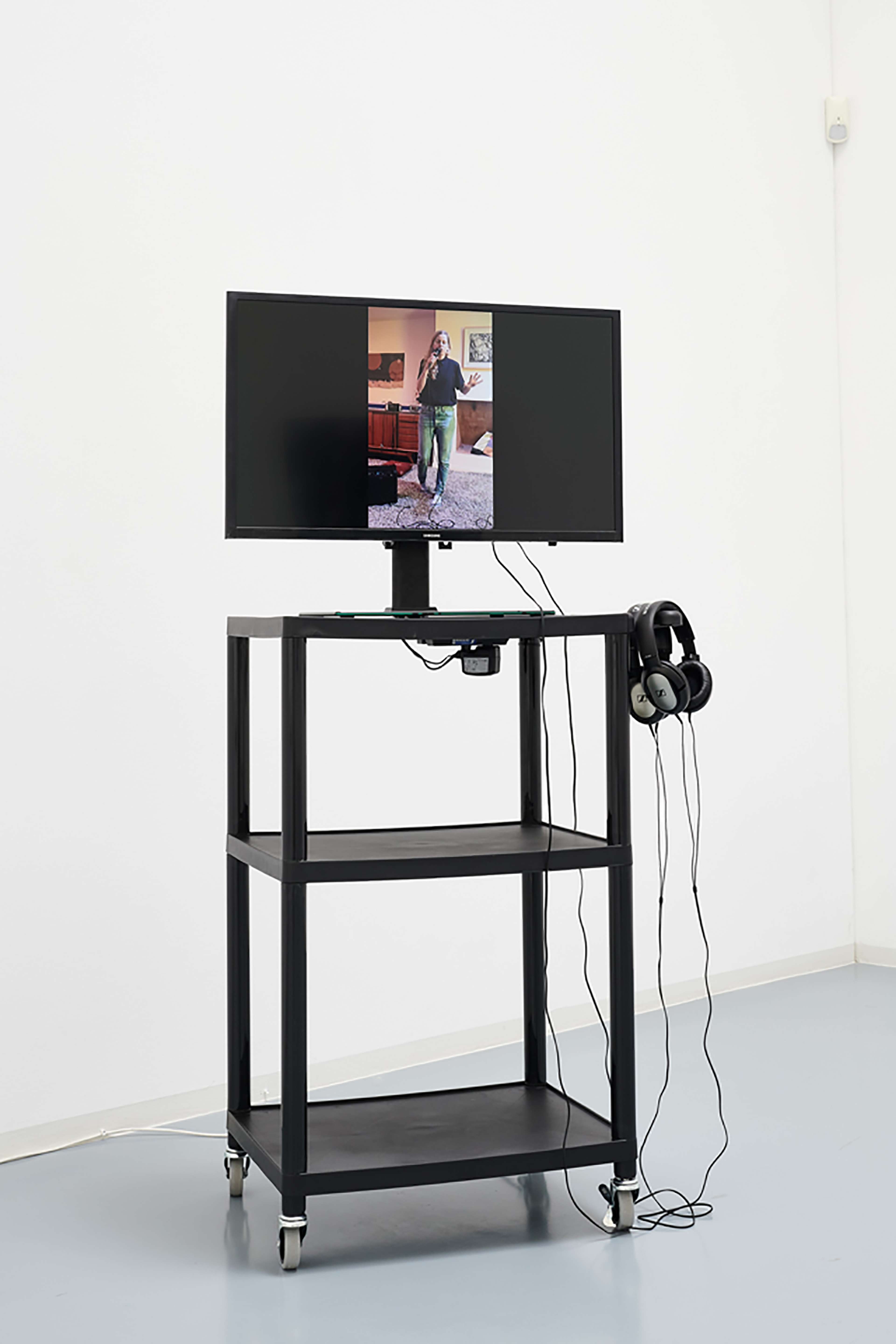 D’Ette Nogle, Stand Up, 2019 Maskulinitäten. Eine Kooperation von Bonner Kunstverein, Kölnischem Kunstverein und Kunstverein für die Rheinlande und Westfalen, Düsseldorf installation view at Bonner Kunstverein, 2019. Courtesy: the artist and Hannah Hoffman, Los Angeles. Photo: Mareike Tocha