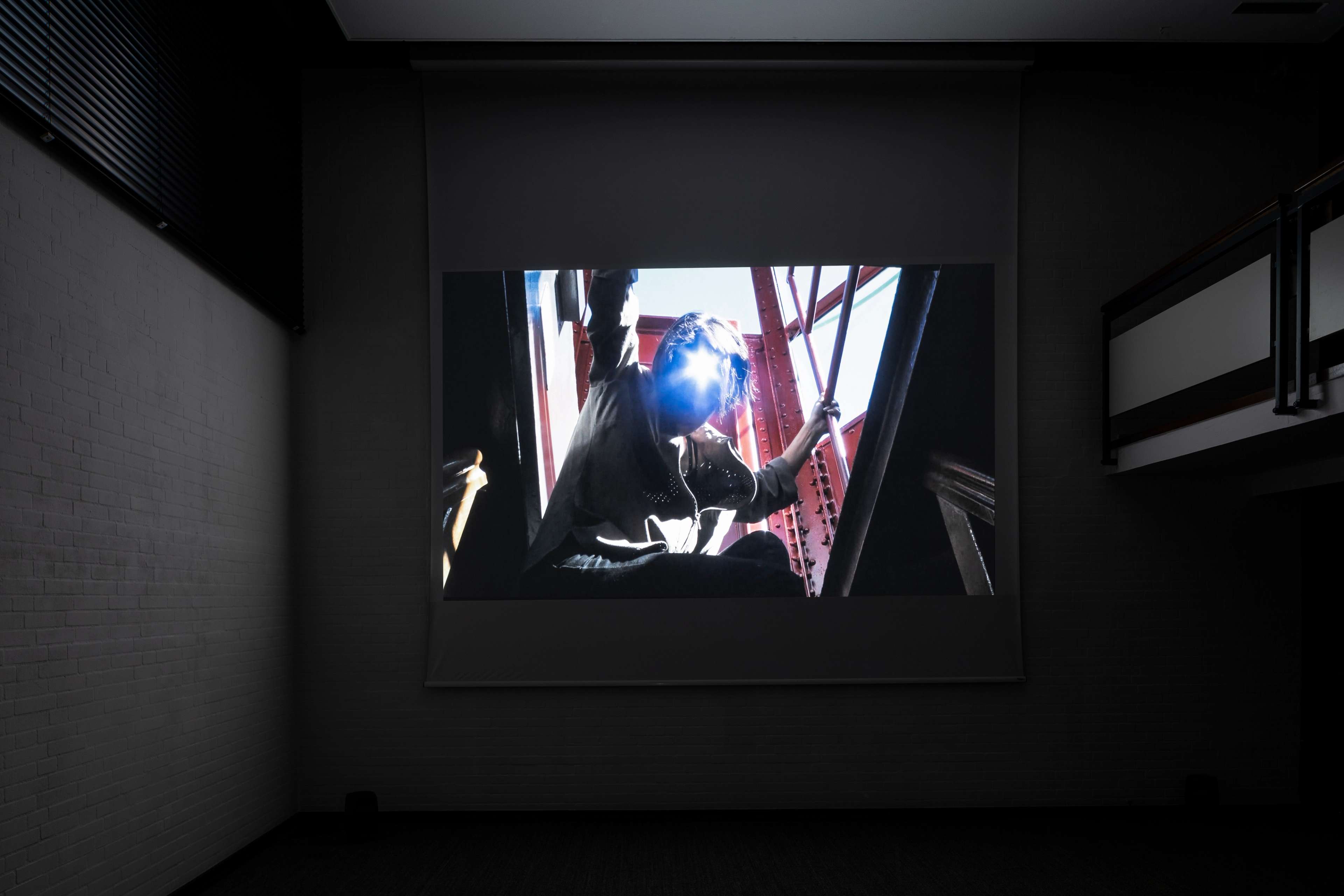 Luzie Meyer, “Cyclic Indirections,” 2022. HD video, 12 minutes, 21 seconds. Installation view at Kunsthalle Bremerhaven, 2022. Courtesy of the artist, Kunsthalle Bremerhaven, Sweetwater, Berlin, and Fanta MLN.