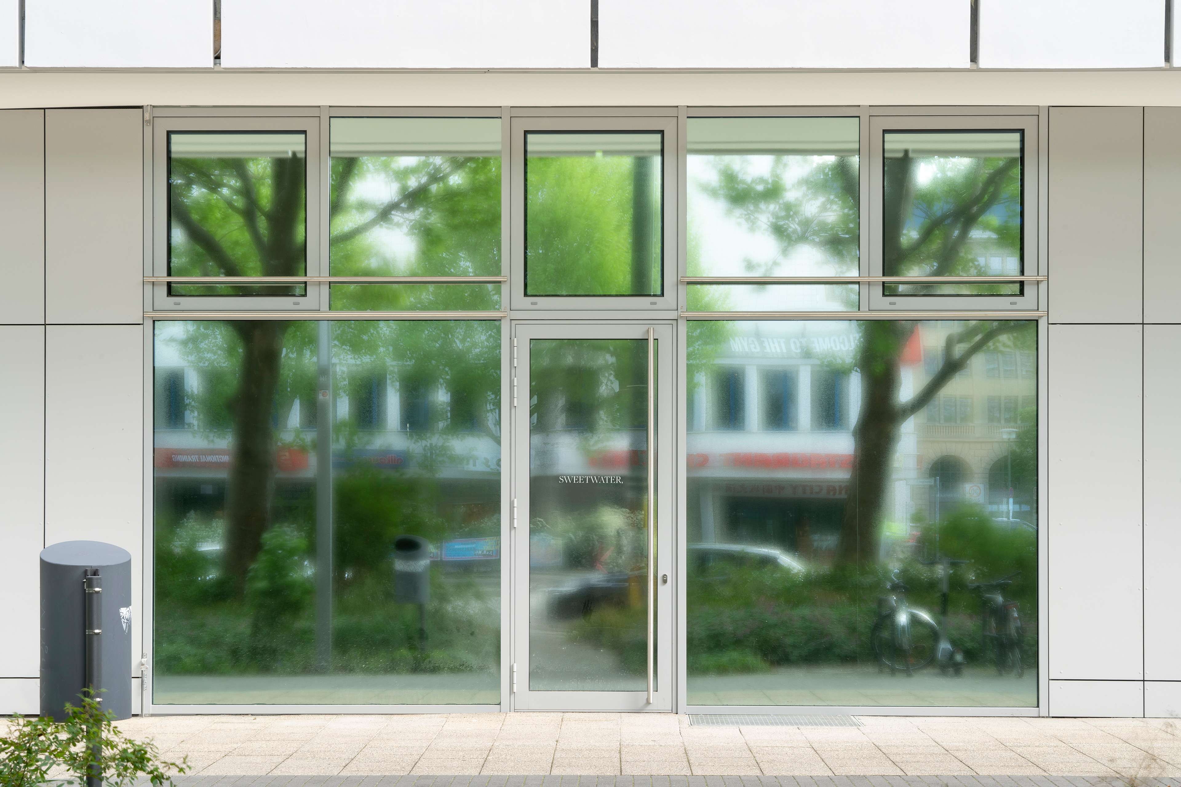 Exterior view, Luzie Meyer, Thespians’ Questions at Sweetwater, Berlin, 2022. Courtesy of the artist and Sweetwater, Berlin.