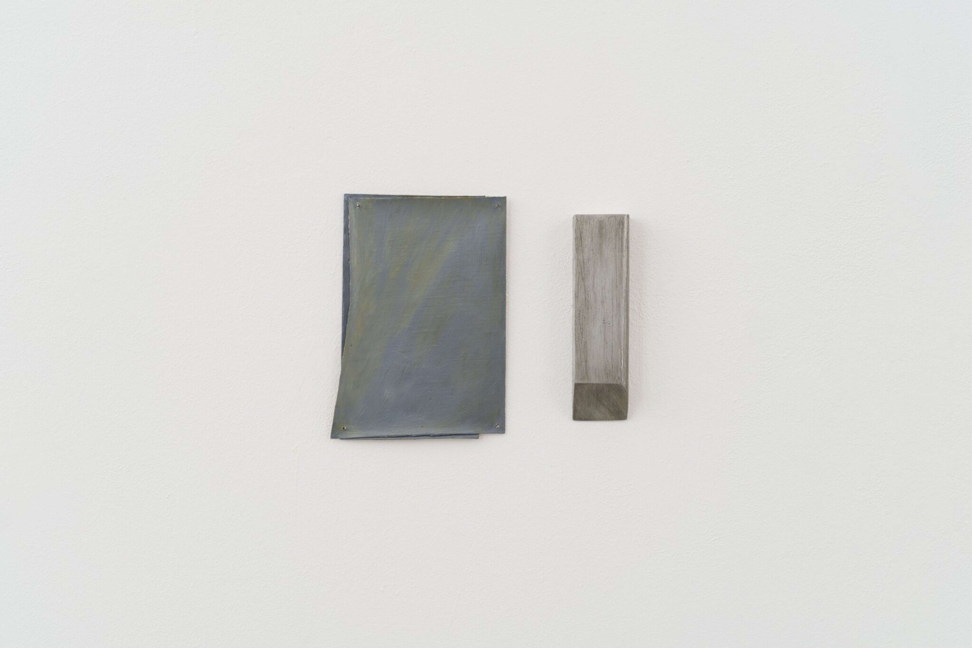 In der Wahl der kargen, alltäglichen Materialien erinnern Waltons Arbeiten an die Arte Povera. In ihrer Wandelbarkeit lassen sie darüber hinaus an Joseph Beuys denken. Natürlich gewachsenes ist bei Walton wie bei Beuys mit künstlichem Material eng verbunden, wenn ersterer Holz in Metall fließen ließ und letzterer Basaltstelen mit Eichen auf der Documenta VII dicht beieinander pflanzte. Waltons Dosen scheinen zudem Warhol zu zitieren, aber weniger popkulturell, sondern in grauen Farben. Ihnen allen gemein ist die subtile Ironie, welche die minimalistischen Werke auszeichnet.