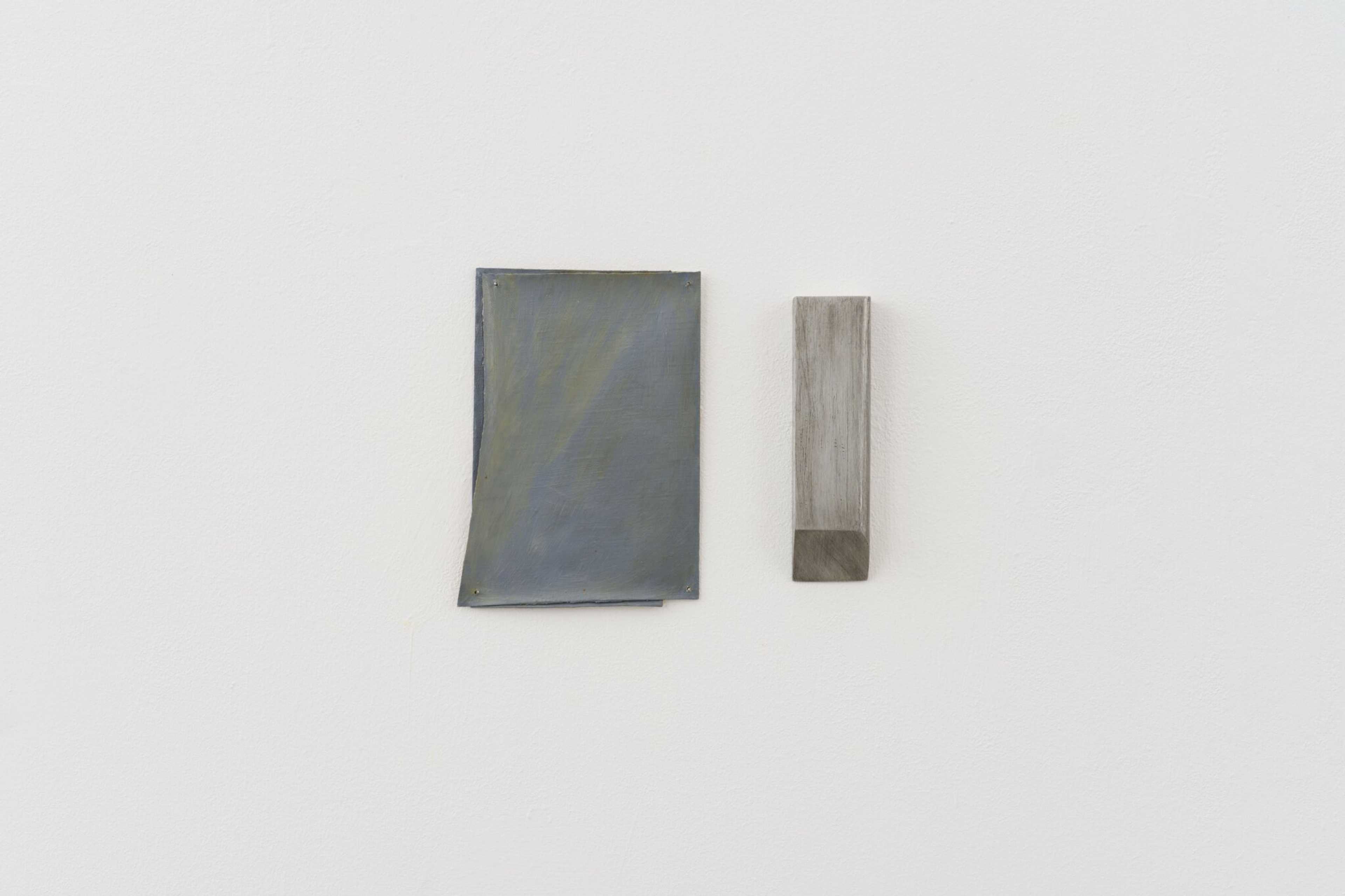 In der Wahl der kargen, alltäglichen Materialien erinnern Waltons Arbeiten an die Arte Povera. In ihrer Wandelbarkeit lassen sie darüber hinaus an Joseph Beuys denken. Natürlich gewachsenes ist bei Walton wie bei Beuys mit künstlichem Material eng verbunden, wenn ersterer Holz in Metall fließen ließ und letzterer Basaltstelen mit Eichen auf der Documenta VII dicht beieinander pflanzte. Waltons Dosen scheinen zudem Warhol zu zitieren, aber weniger popkulturell, sondern in grauen Farben. Ihnen allen gemein ist die subtile Ironie, welche die minimalistischen Werke auszeichnet.