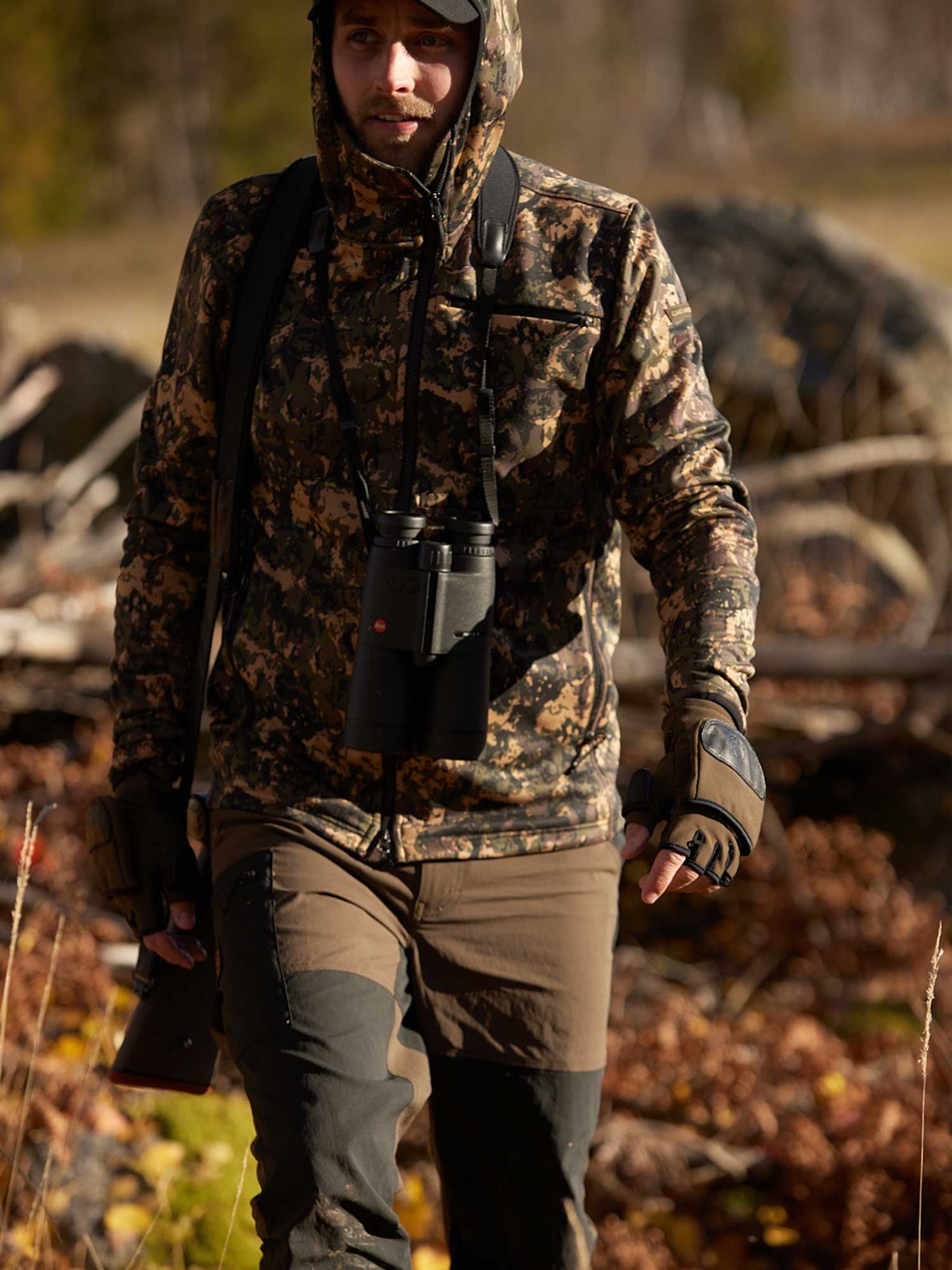 Metsästäjä tähystää riistaa Chevalierin uusimmissa metsästysvaatteissa