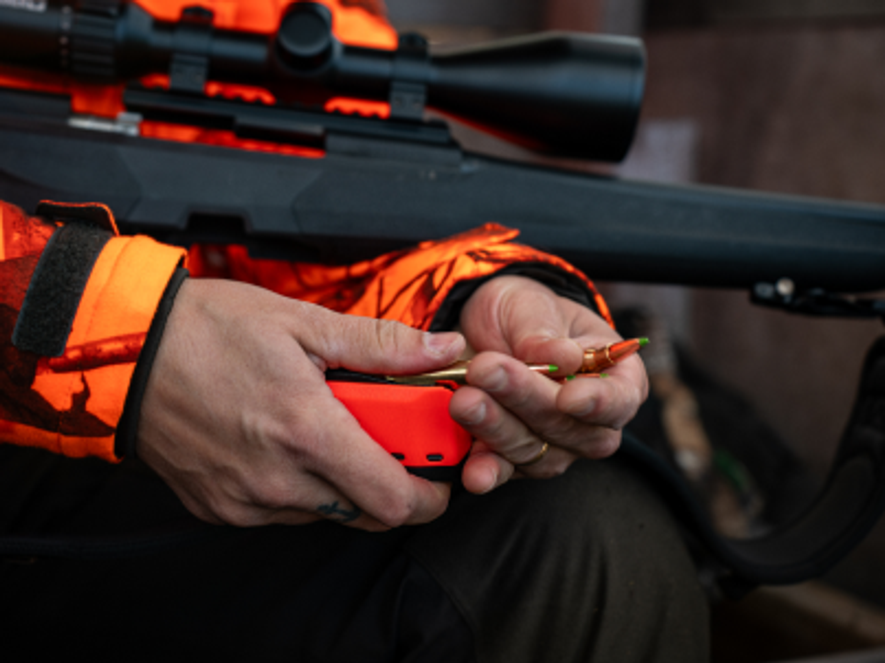 jägare som matar in ammunition i ett magasin