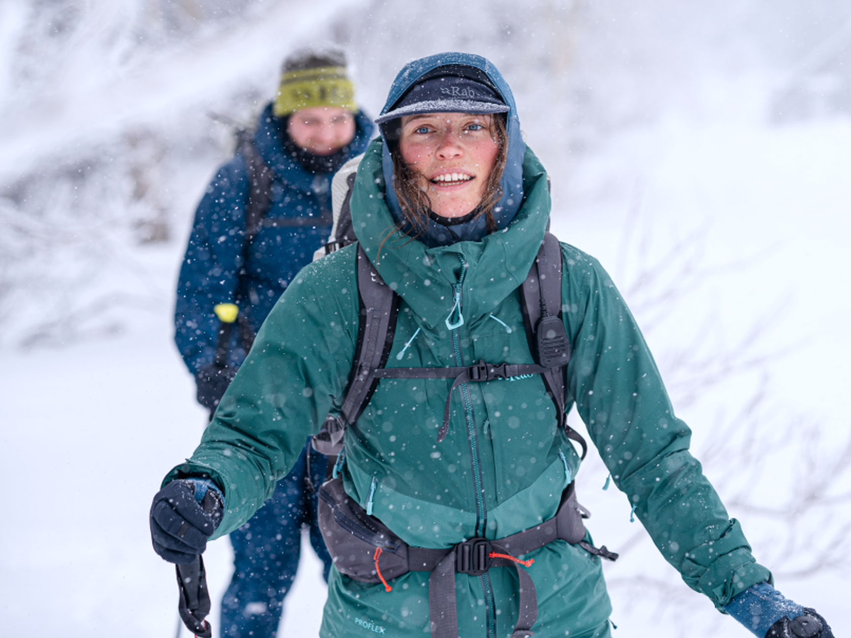 kvinna med vinterjacka ute i snön