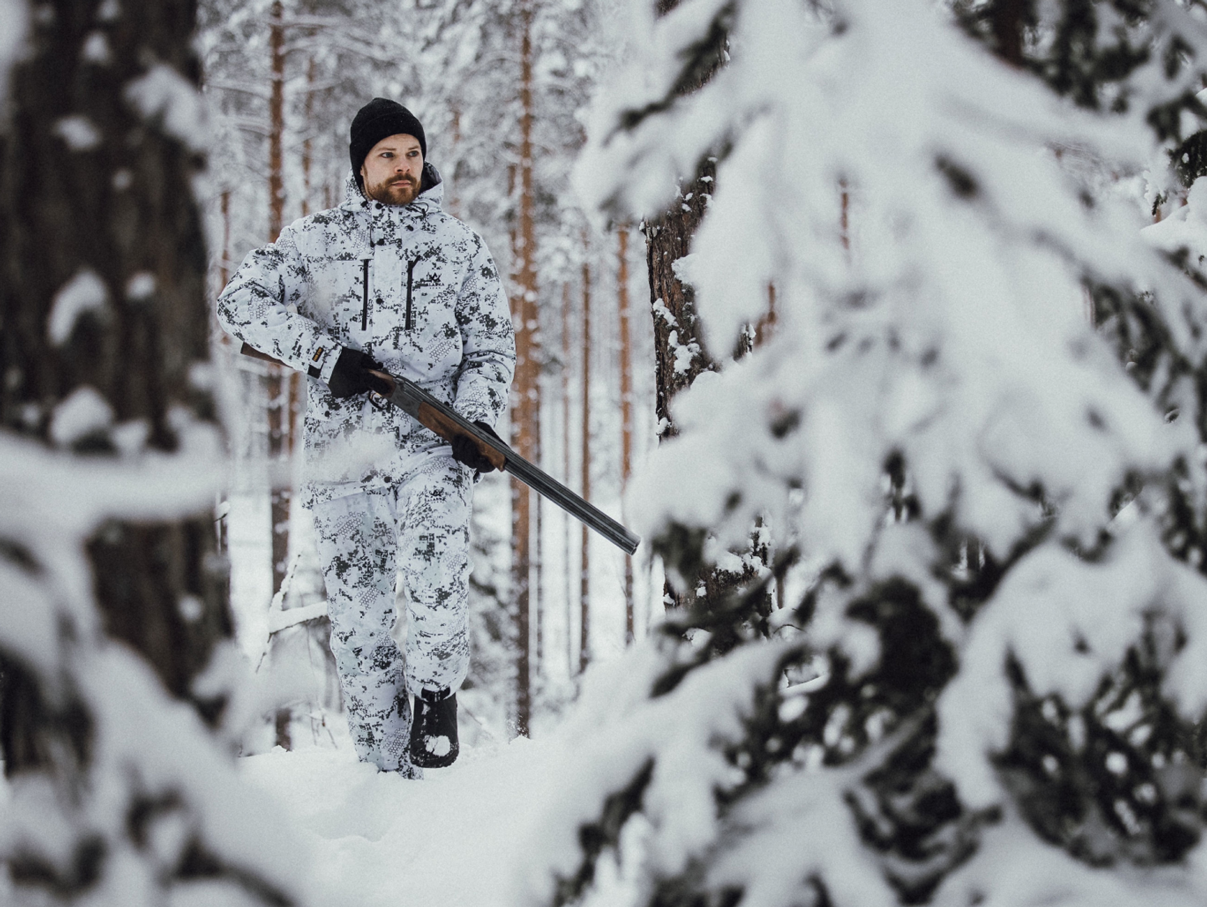 en jägare med snökamouflage