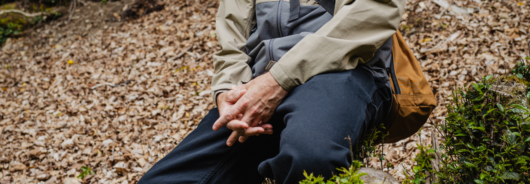 person som sitter på en stubbe