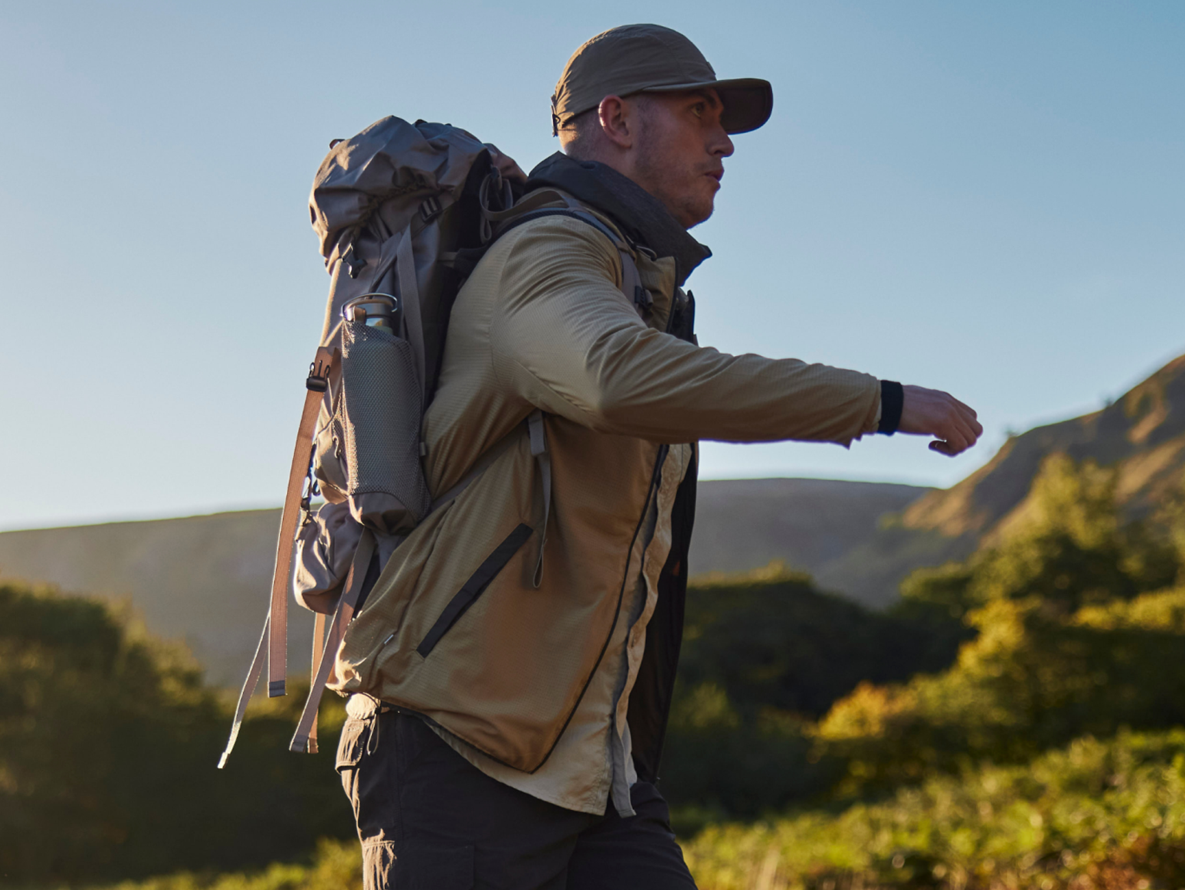 mann som går på tur med ryggsekk