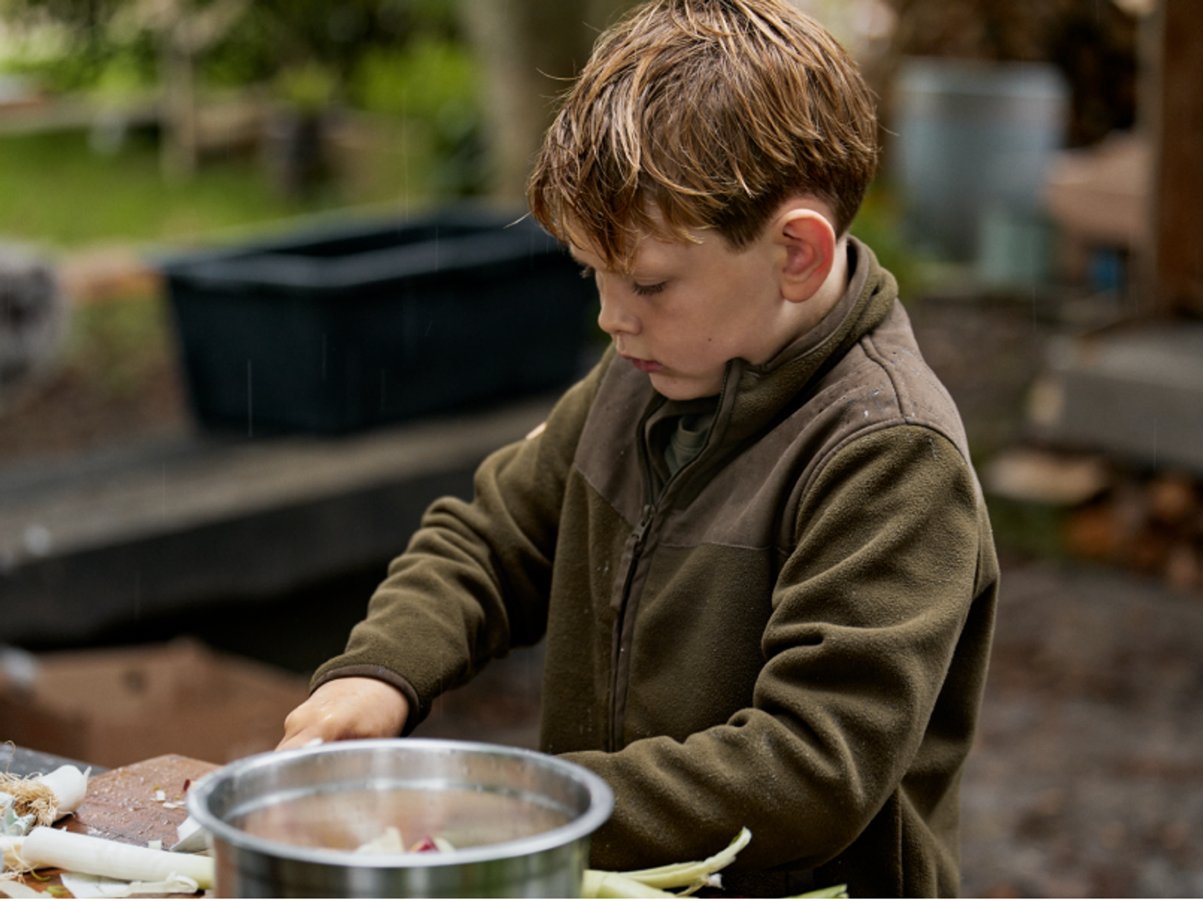 barn som dricker ur kopp