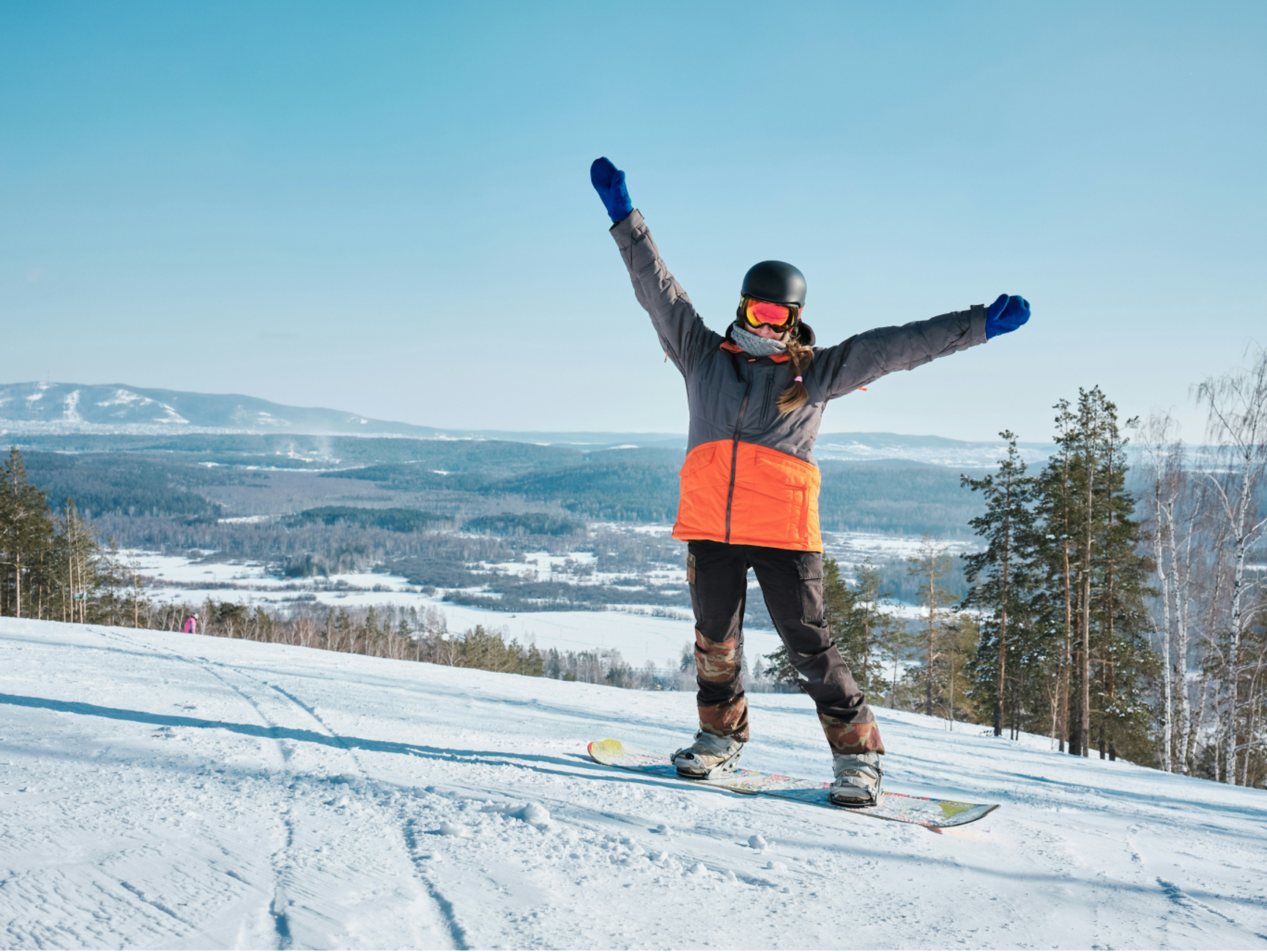 en snowboardåkare i en skidbacke