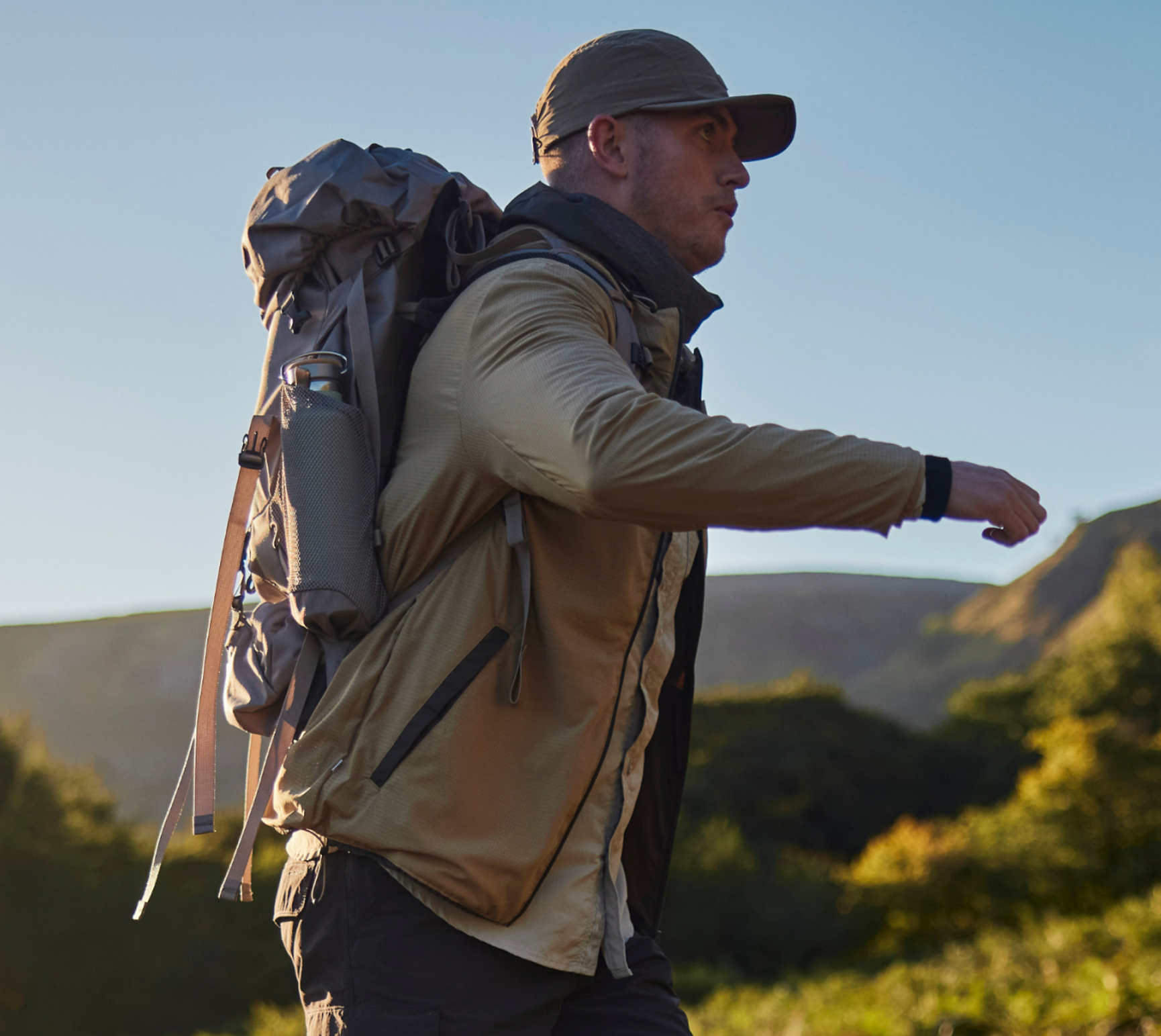 person som bär på en ryggsäck