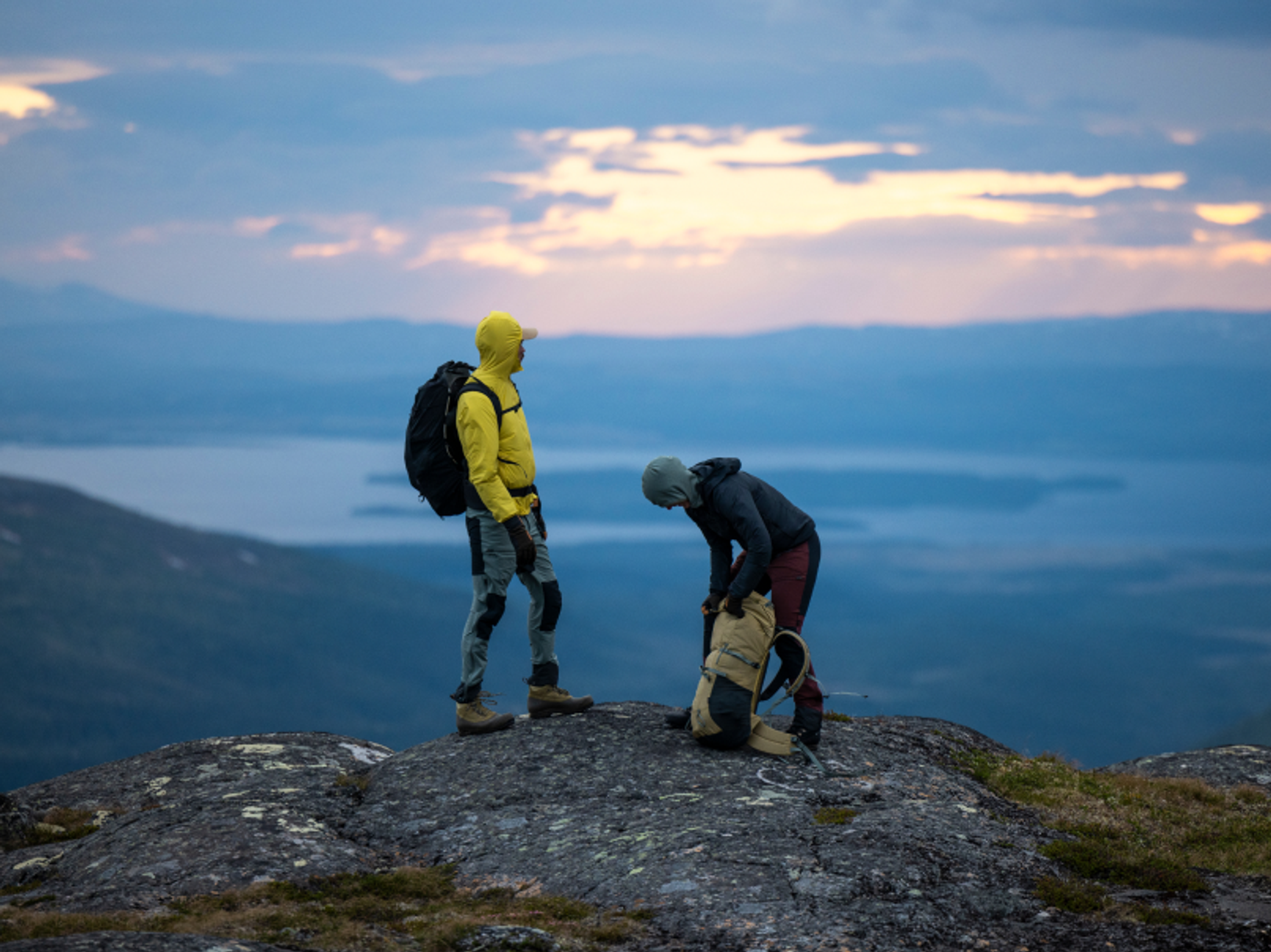 två personer på en fjälltopp
