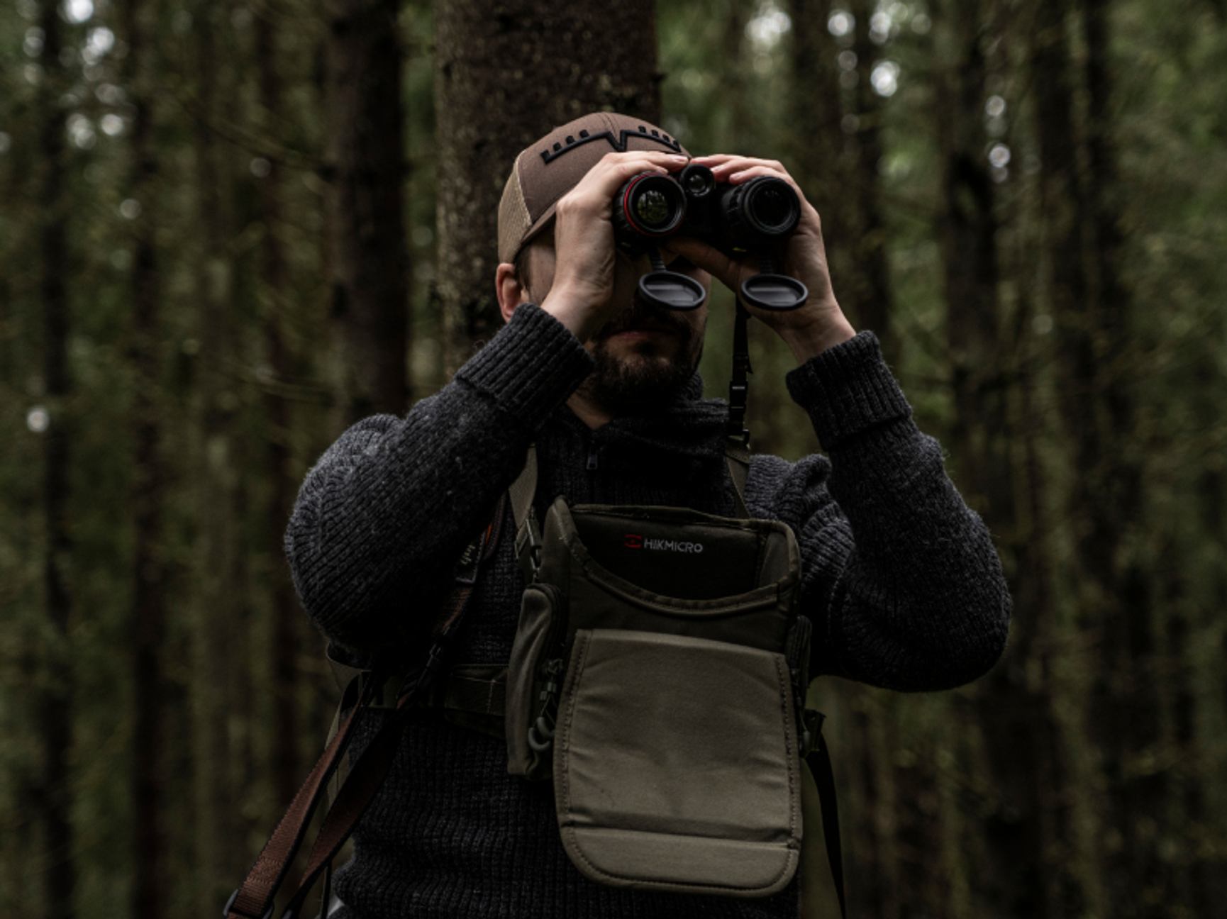 jägare som tittar genom kikare