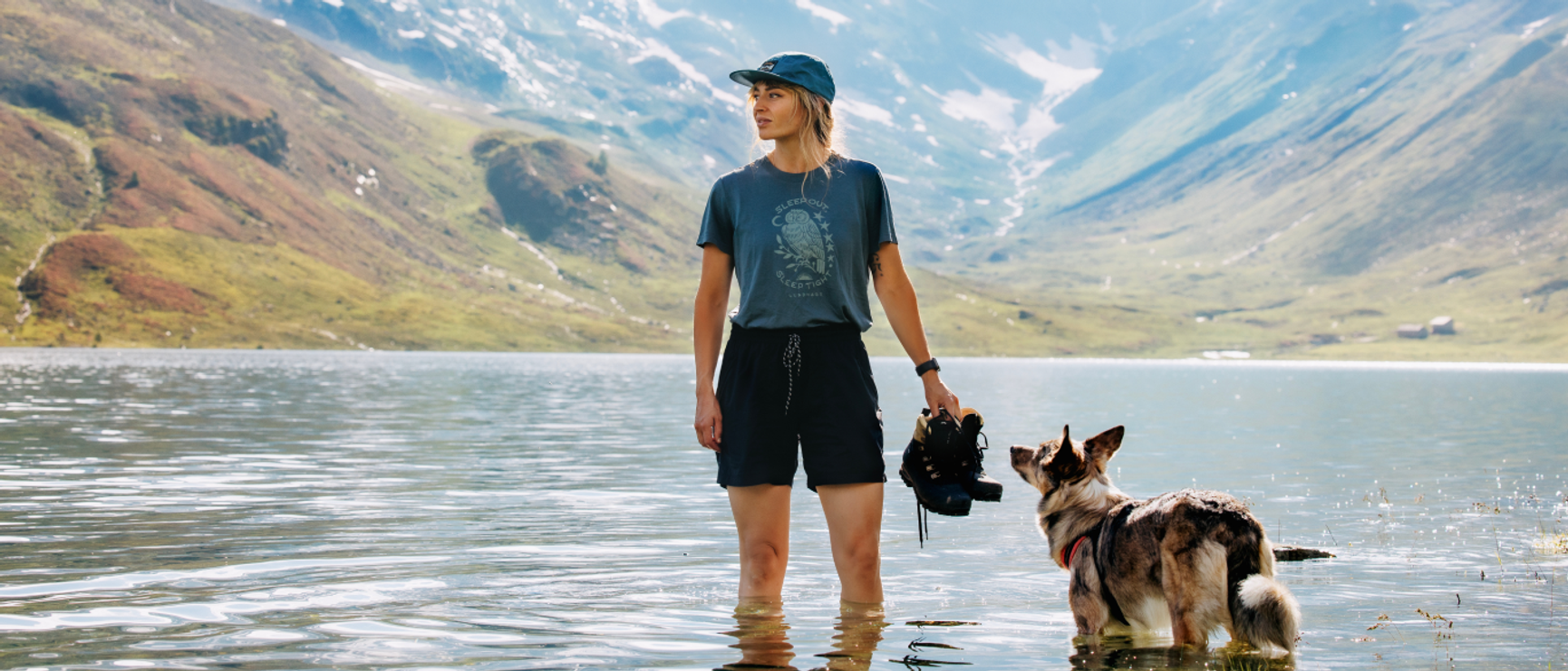 kvinna med hund i en fjällsjö