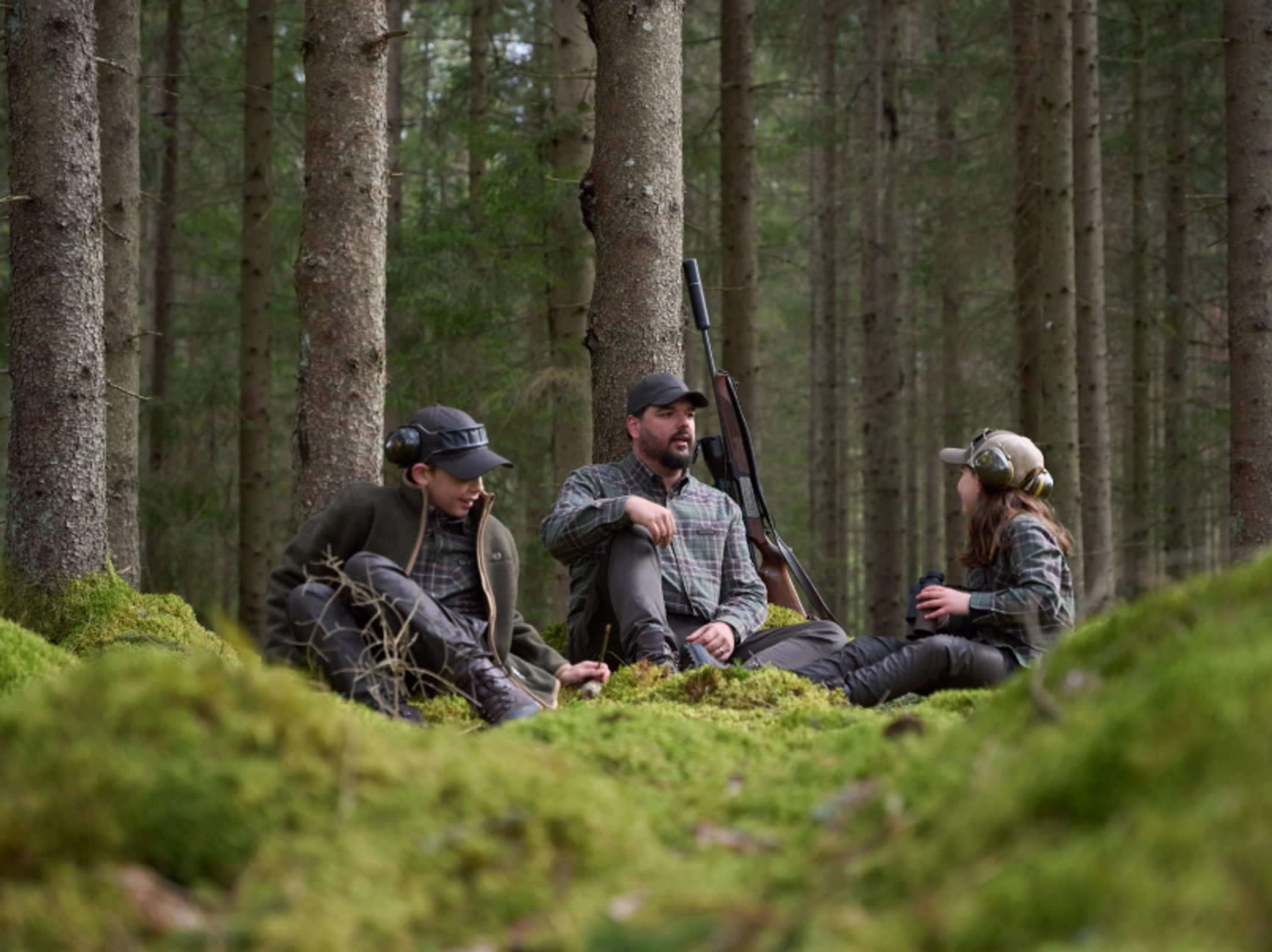 jägare som sitter i skogen