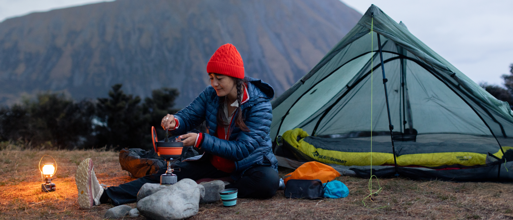 Nainen teltan vieressä