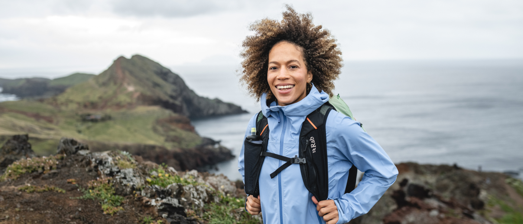 kvinna i skaljacka vid en fjord