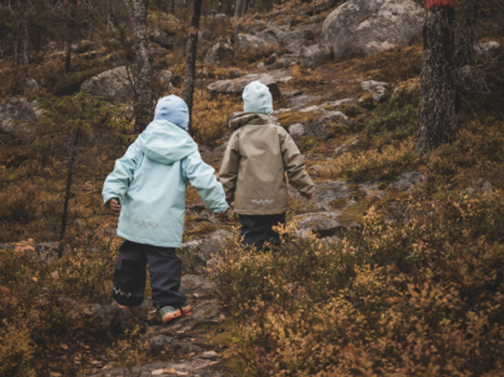 två barn i skogen