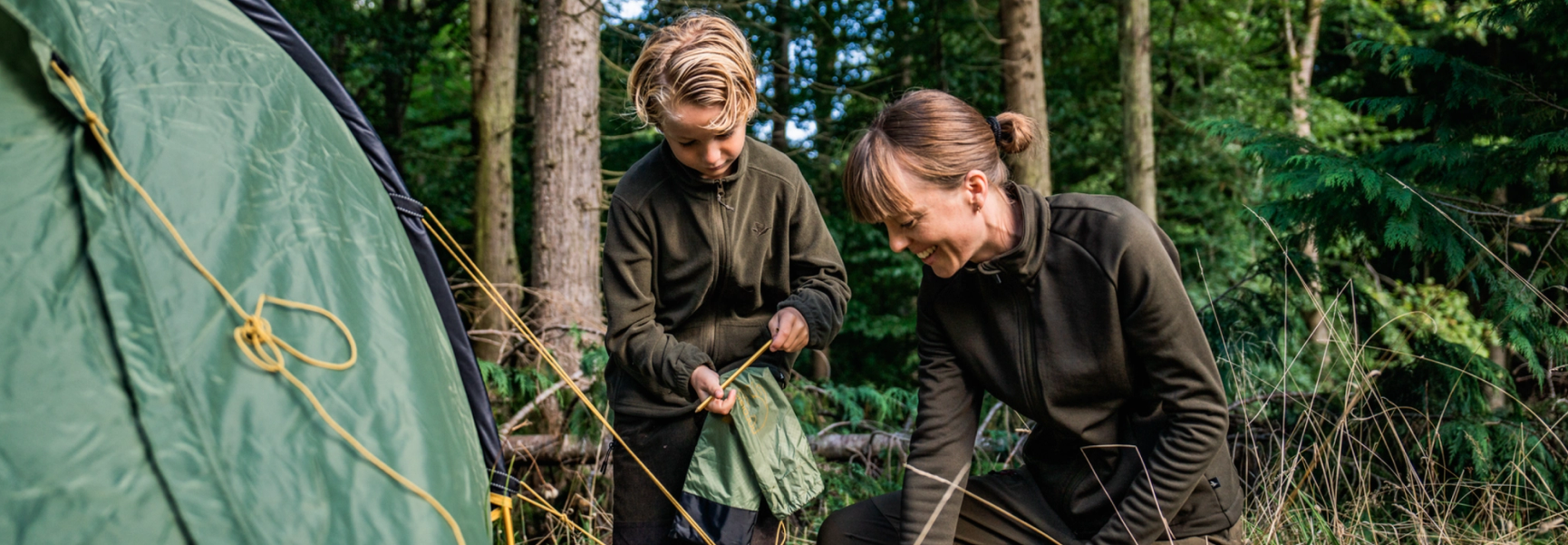 kvinna och barn som campar