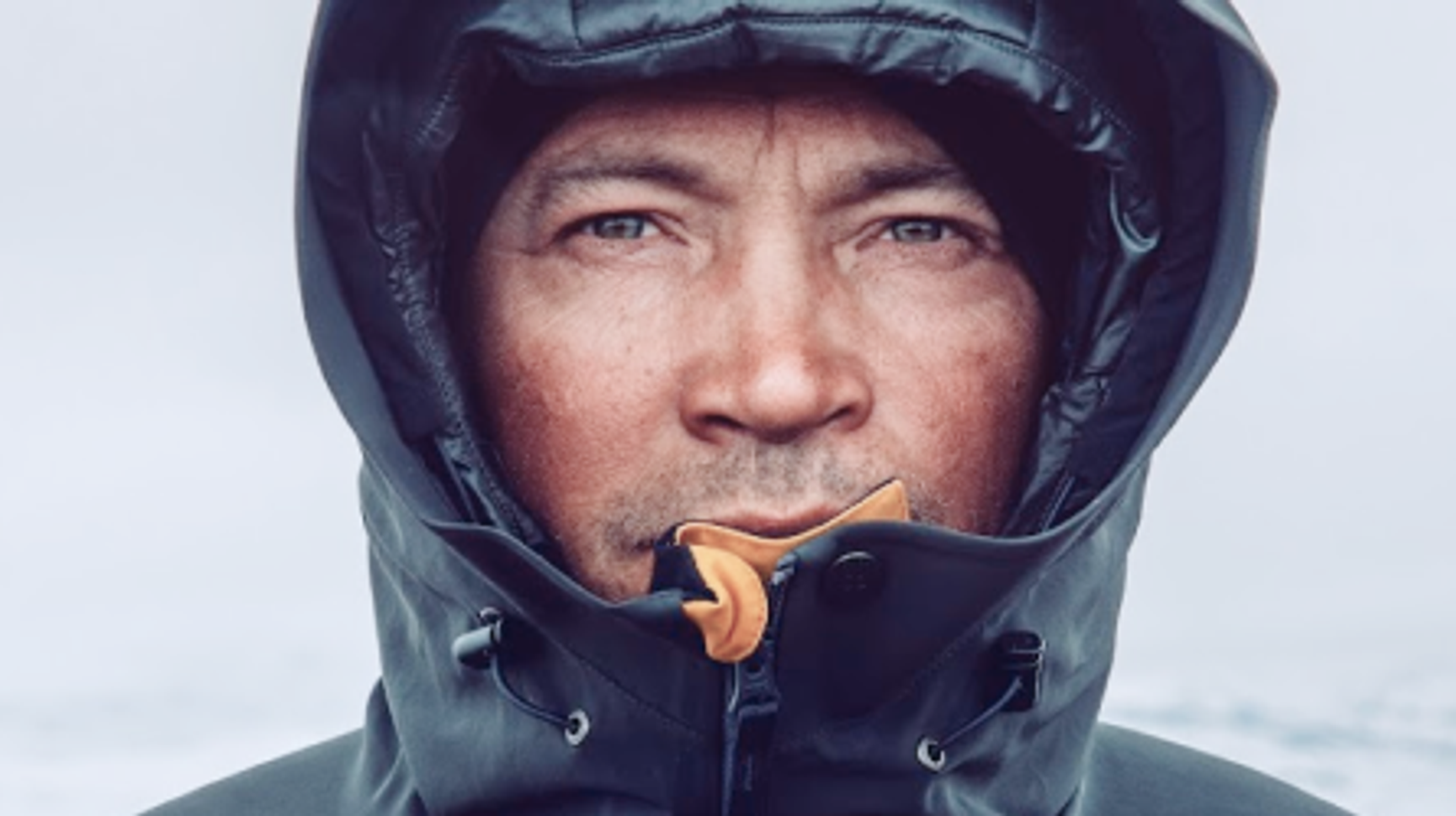 man med luva i vinterlandskap