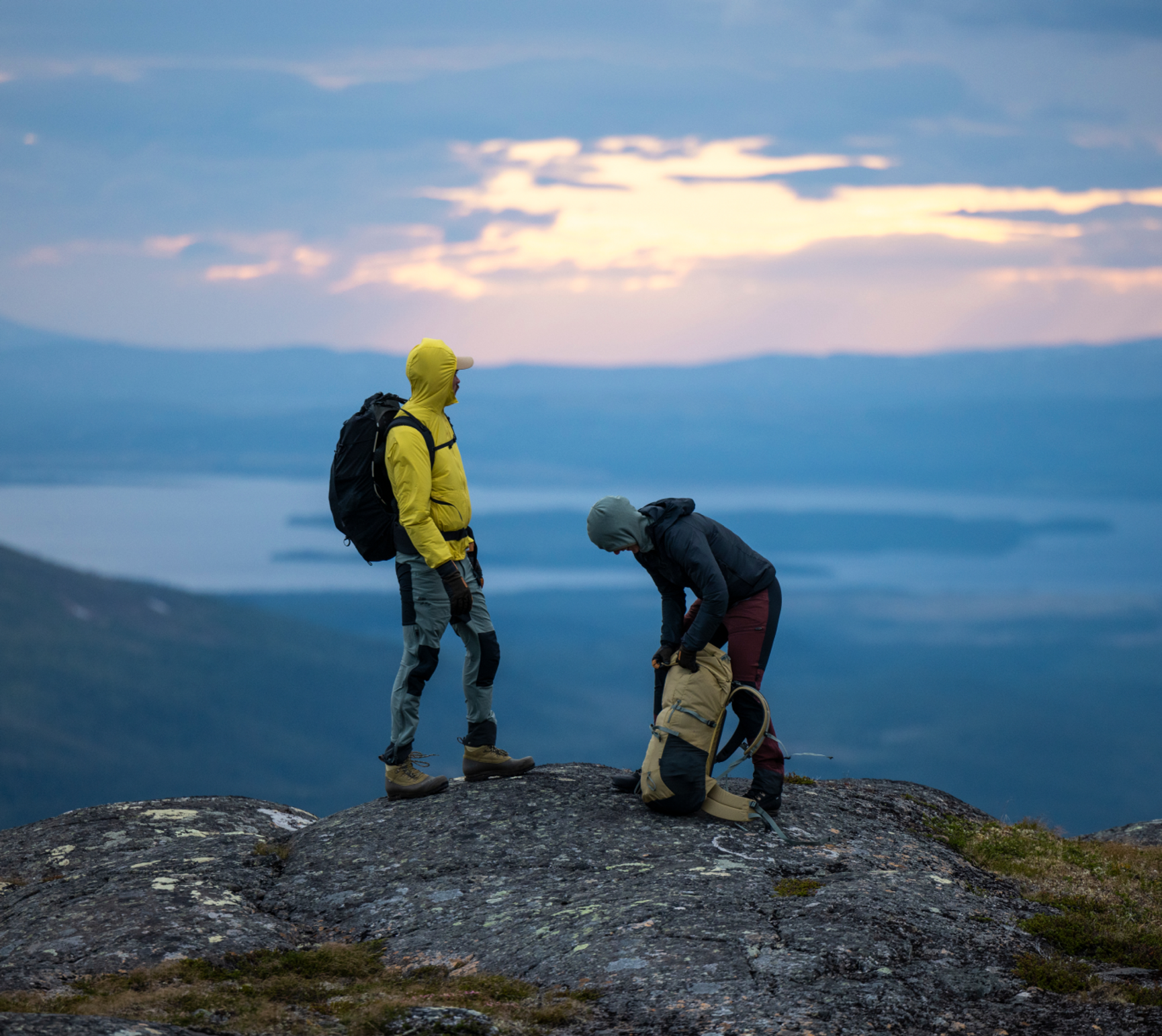 två personer på en fjälltopp