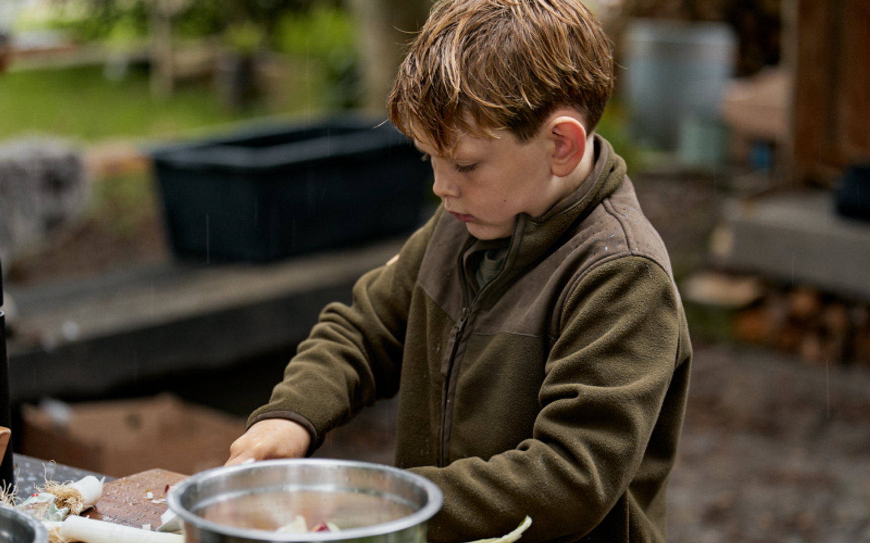 barn som dricker ur kopp