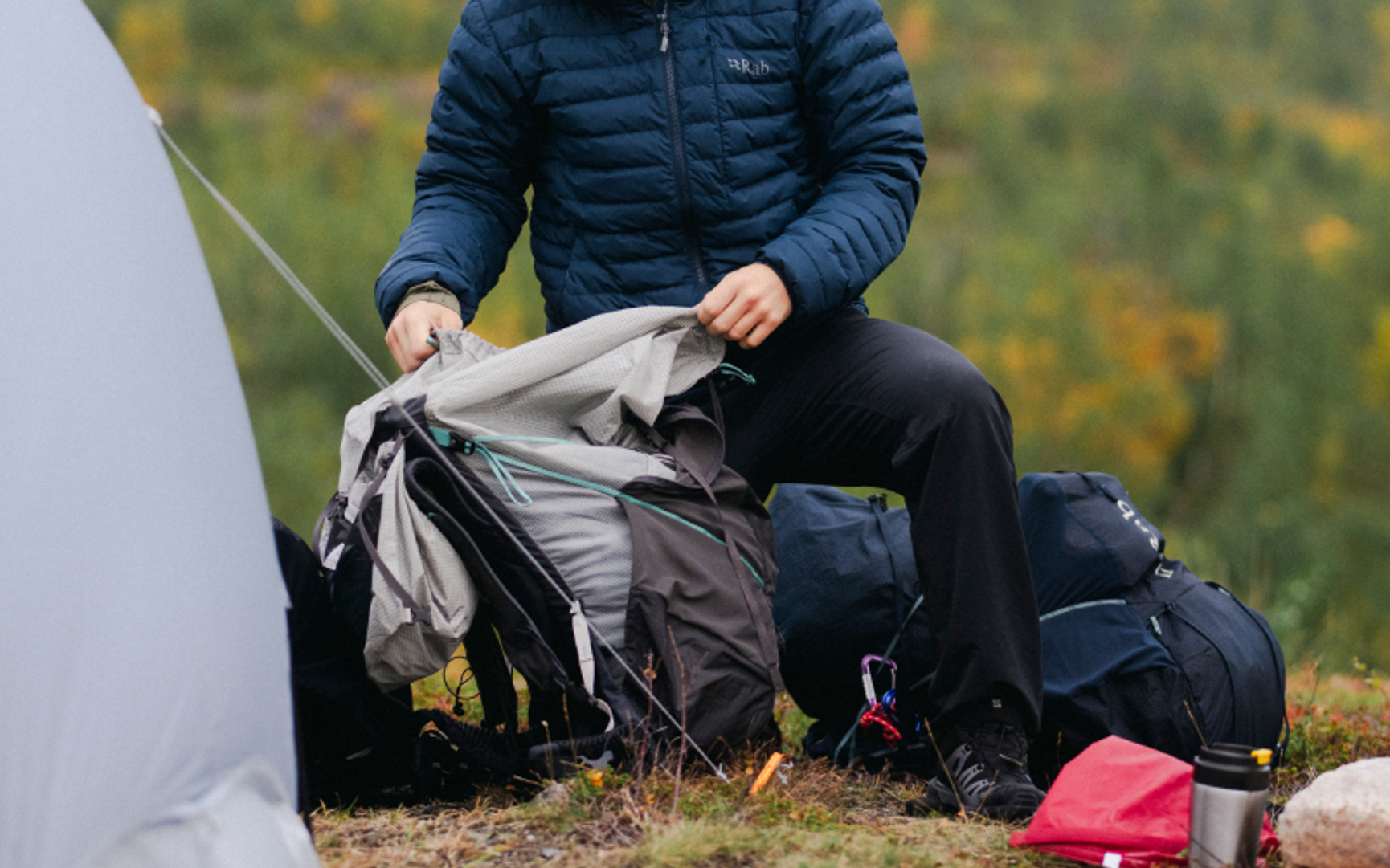 Person som packar sin ryggsäck