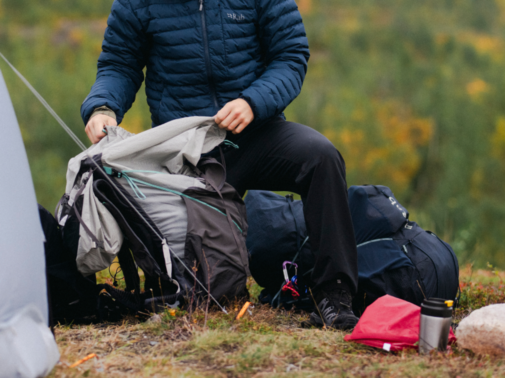 Person som packar sin ryggsäck