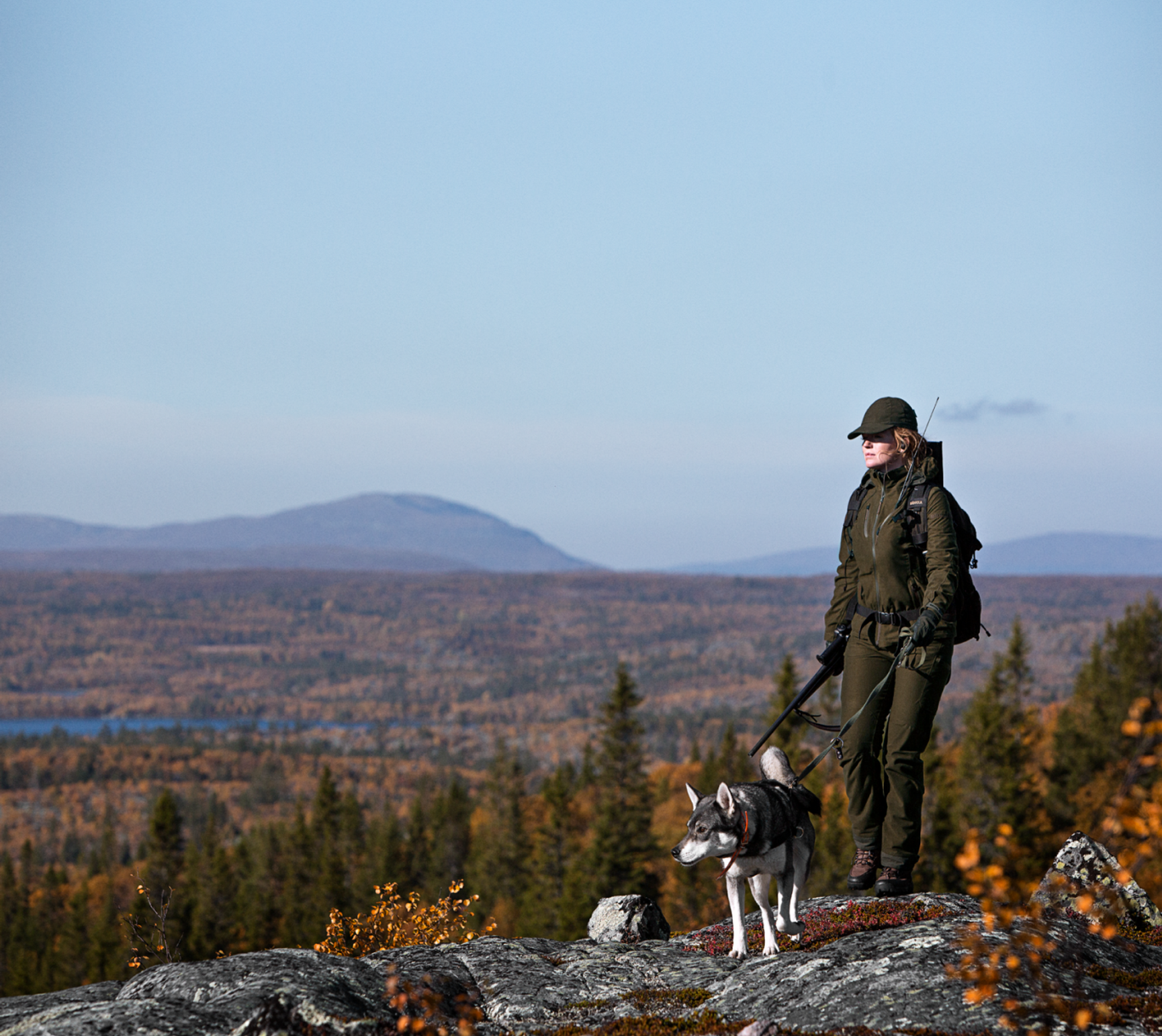 jeger med hund på fjellet