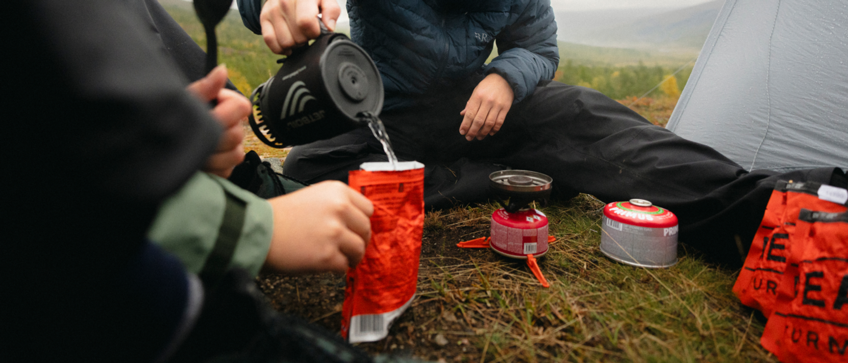 Lagar frystorkad mat vid tältet