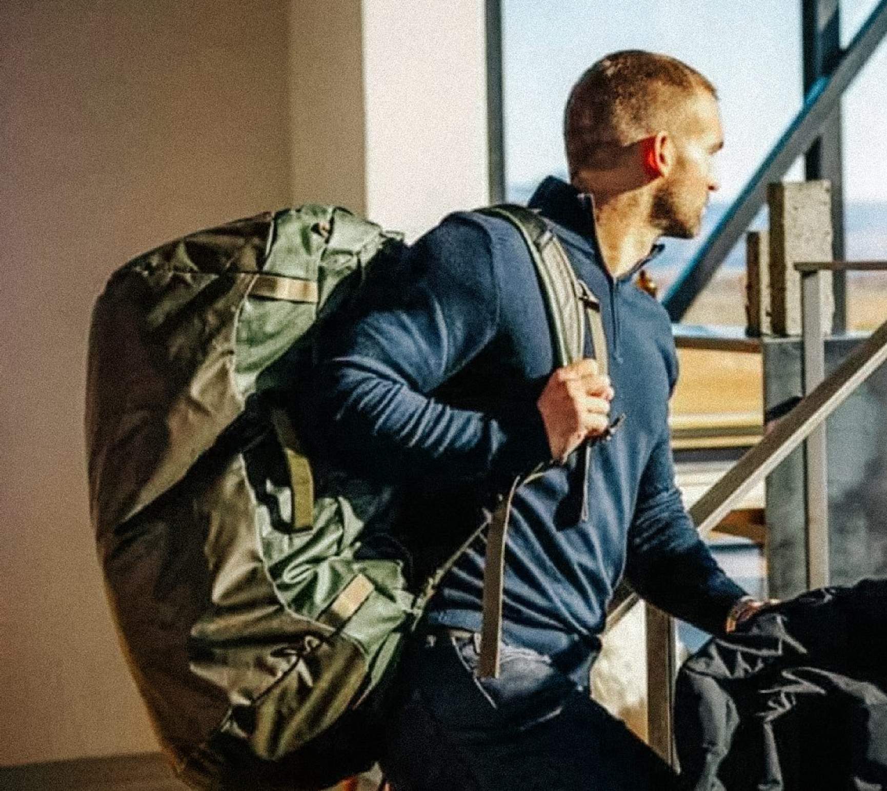 mann bærer ryggsekk